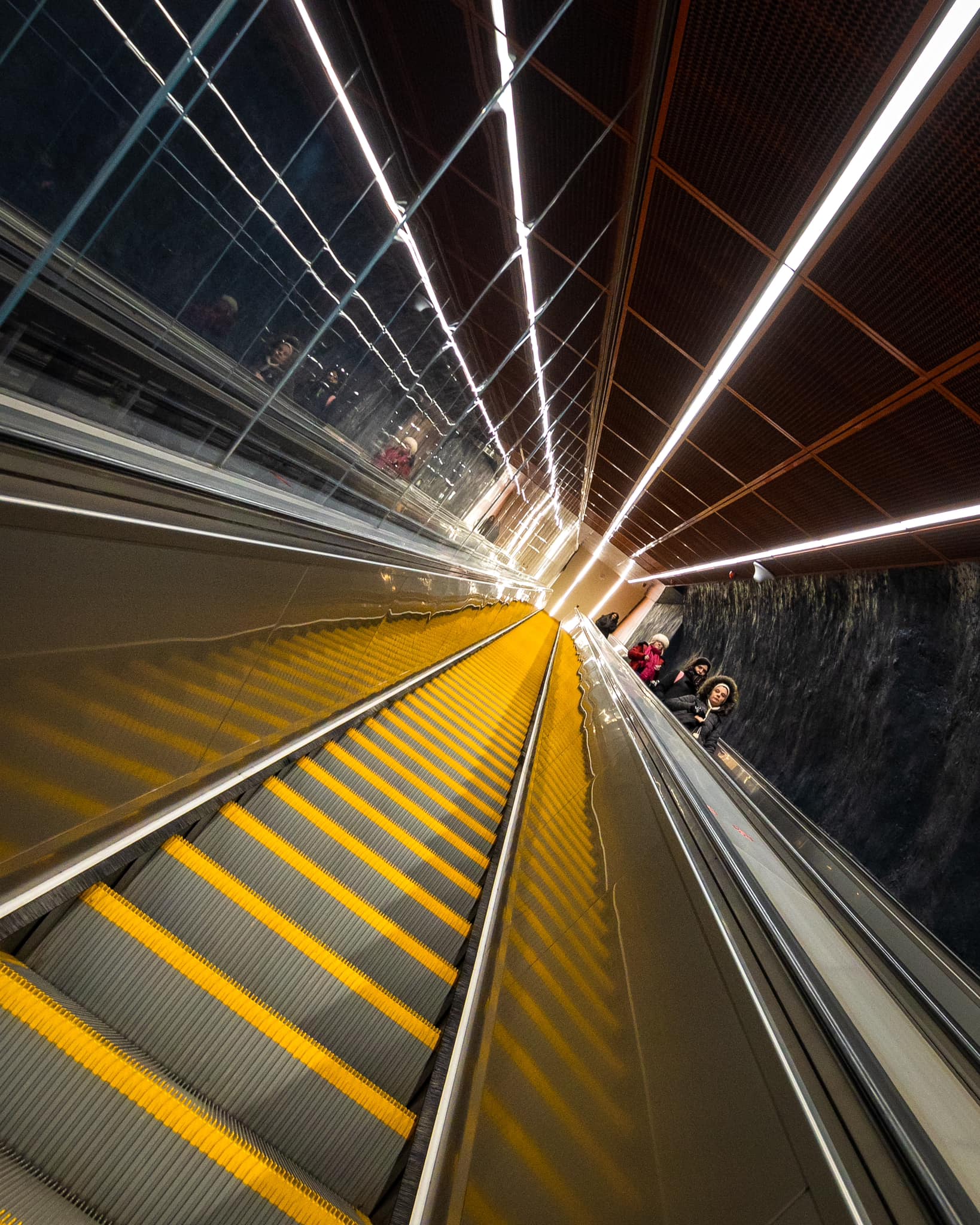 Sci-fibe illő fotókon az M3-as metró új állomásai