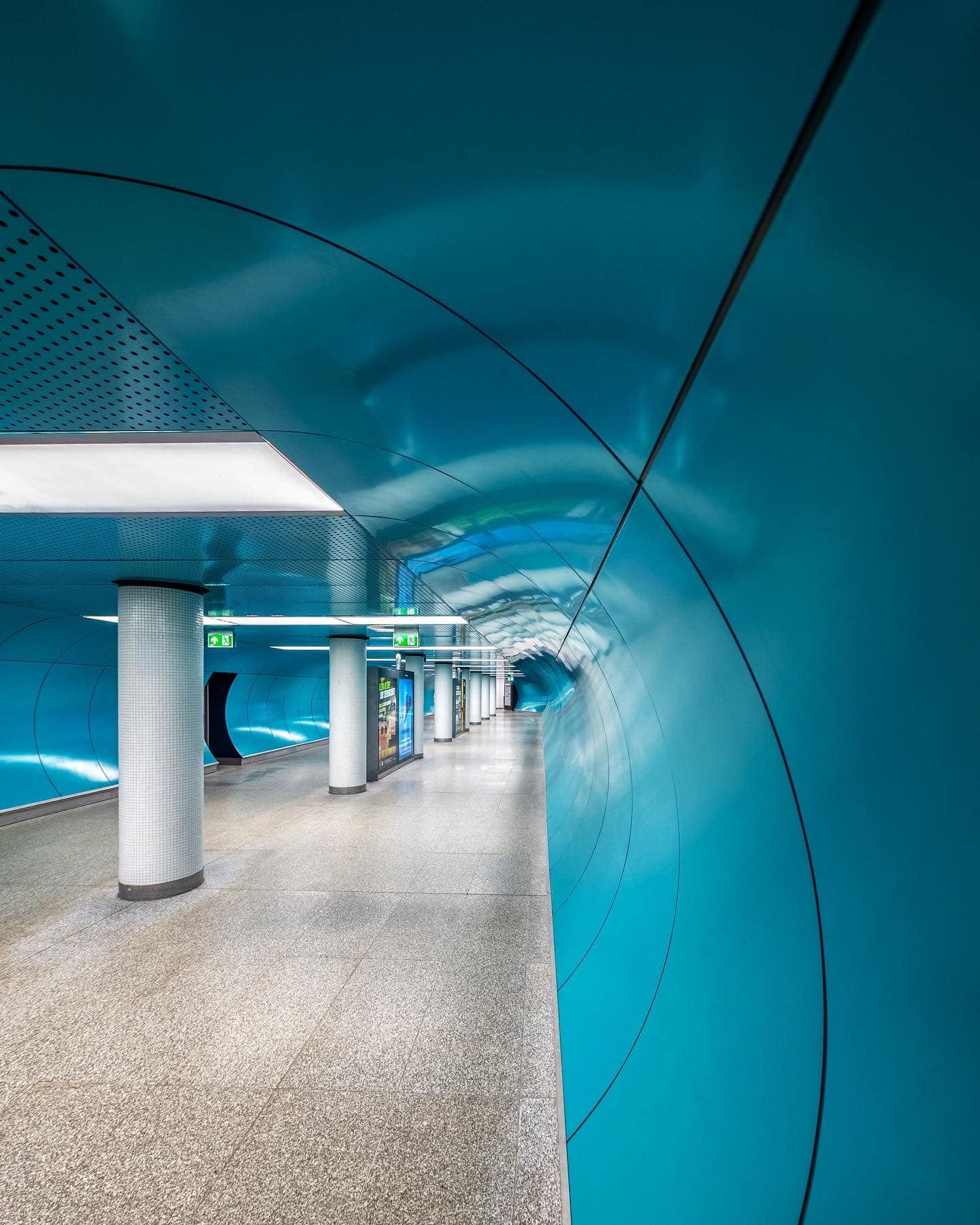 Sci-fibe illő fotókon az M3-as metró új állomásai
