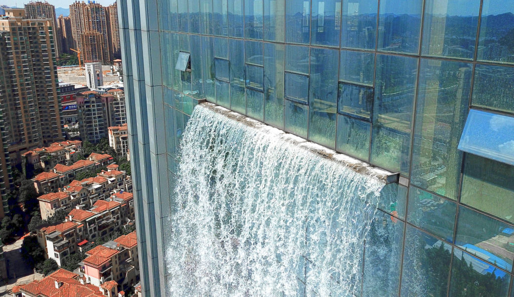 A 121 méter magas épületen 108 méteren található a vízesés (Fotó: Getty Images)