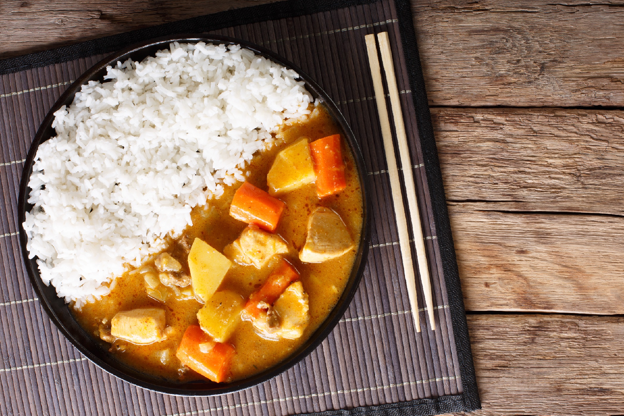 A világ kedvence 2022-ben a Kare volt 4,92 csillaggal: a japán stílusú curry kevésbé fűszeres, de édesebb és sötétebb, mint az indiai változat. Egykor csak a leggazdagabbak engedhették meg maguknak, mára azonban japán nemzeti étellé vált