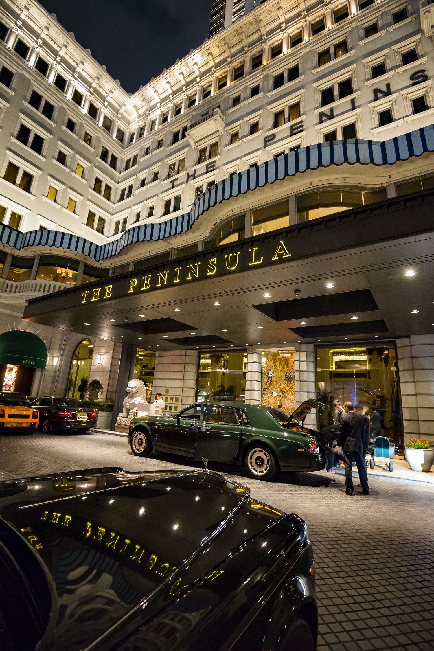 Autóval érkezni nem feltétlenül unalmas és elcsépelt, legalábbis akkor biztos nem, ha a hongkongi Peninsula Hotelben van a szállásunk. Flottájukban 14 Rolls-Royce Phantom található jelenleg, mindegyik Peninsula Brewster Green fényezéssel - a zöld ezen árnyalata a szálloda védjegyévé vált. A reptérről legtöbbször 45 perc alatt ér a hotelbe a luxusautó, hátul utasával, aki éjszakánként legalább 350 ezer forintnak megfelelő összegért cserébe hajthatja álomra a fejét