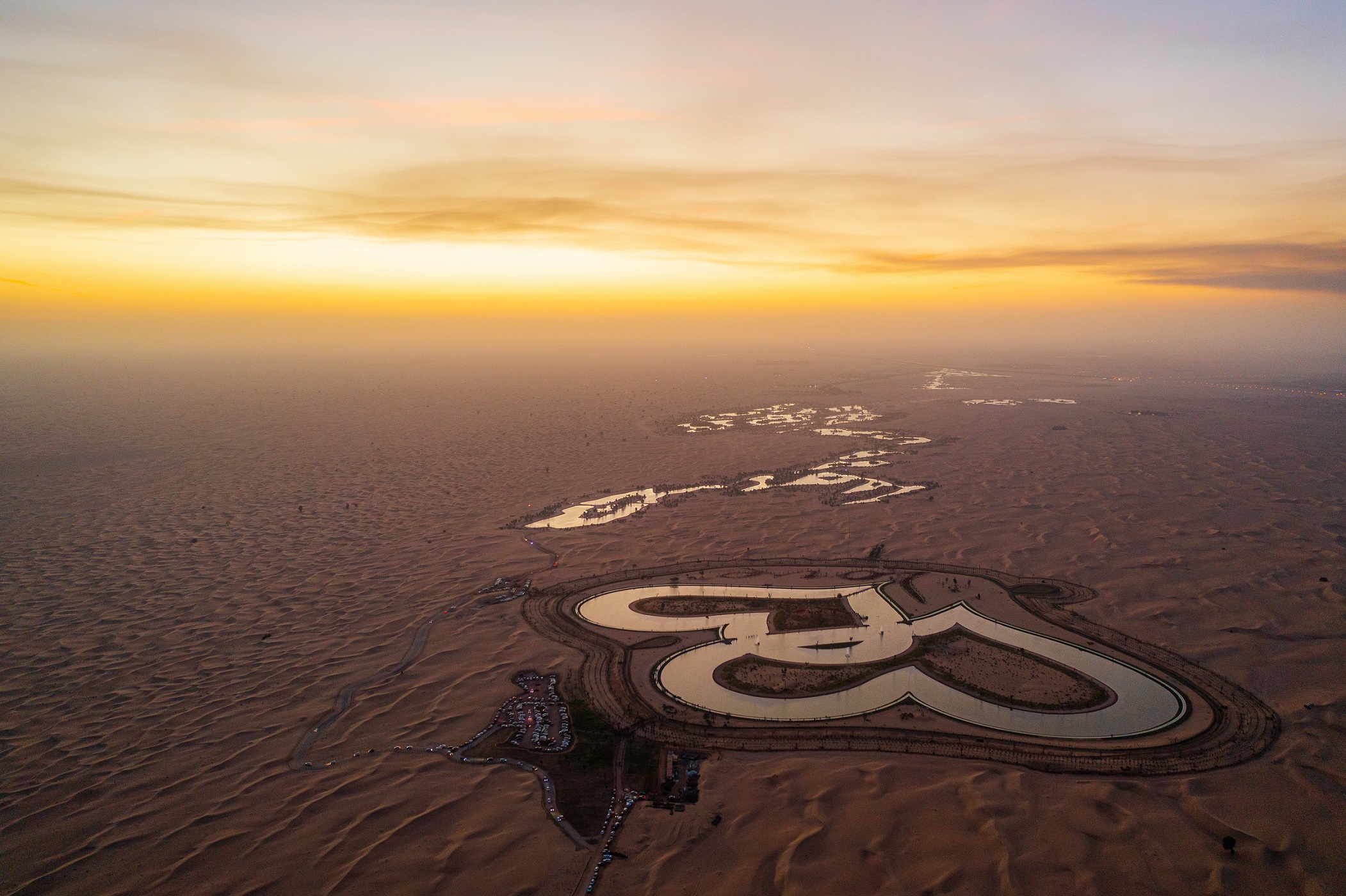 A mesterségesen létrehozott Love Lake, vagyis a szerelmesek tava a dubaji sivatagban