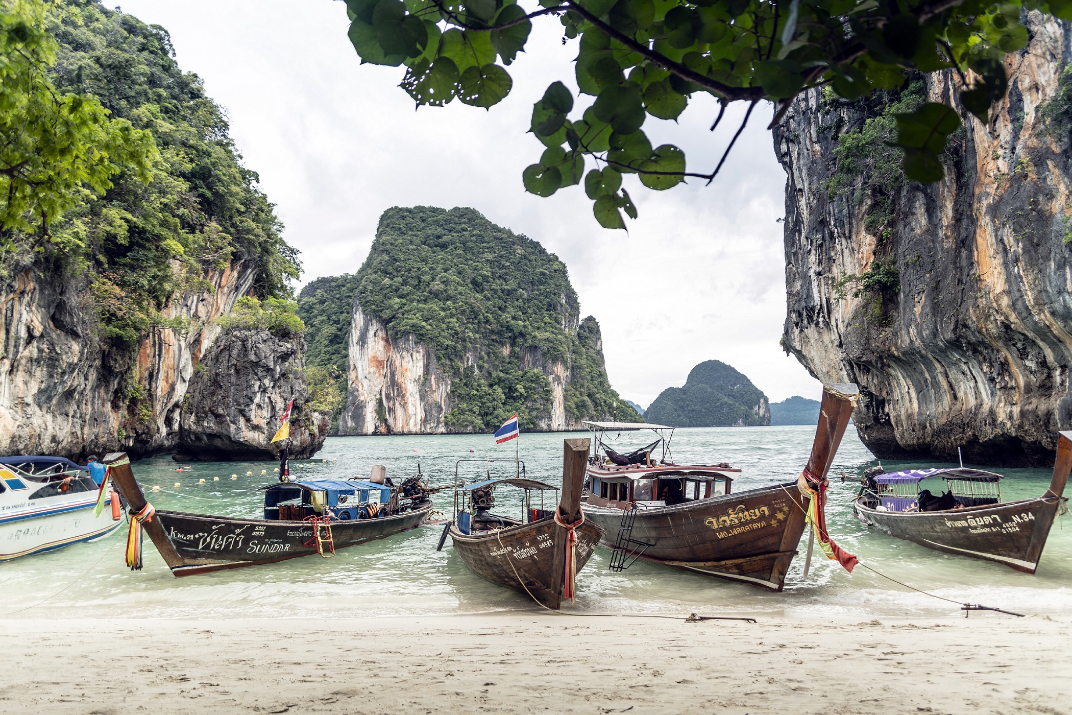 A thaiföldi Koh Yao Noi szigeten fekvő ÀNI Thailand kétféle módon közelíthető meg: vagy egy villámgyors motorcsónakkal, vagy a képen is látható, jóval autentikusabb hajókkal. Ezekből egy órán át gyönyörködhetnek a vendégek a környező szigetvilág szépségében: a Phang Nga-öböl karsztképződményei a világörökség részét képezik. A hotelben legalább öt napot kell eltöltenie a vendégeknek, az árak éjszakánként 15 ezer dollárról (5,4 millió forintról) indulnak