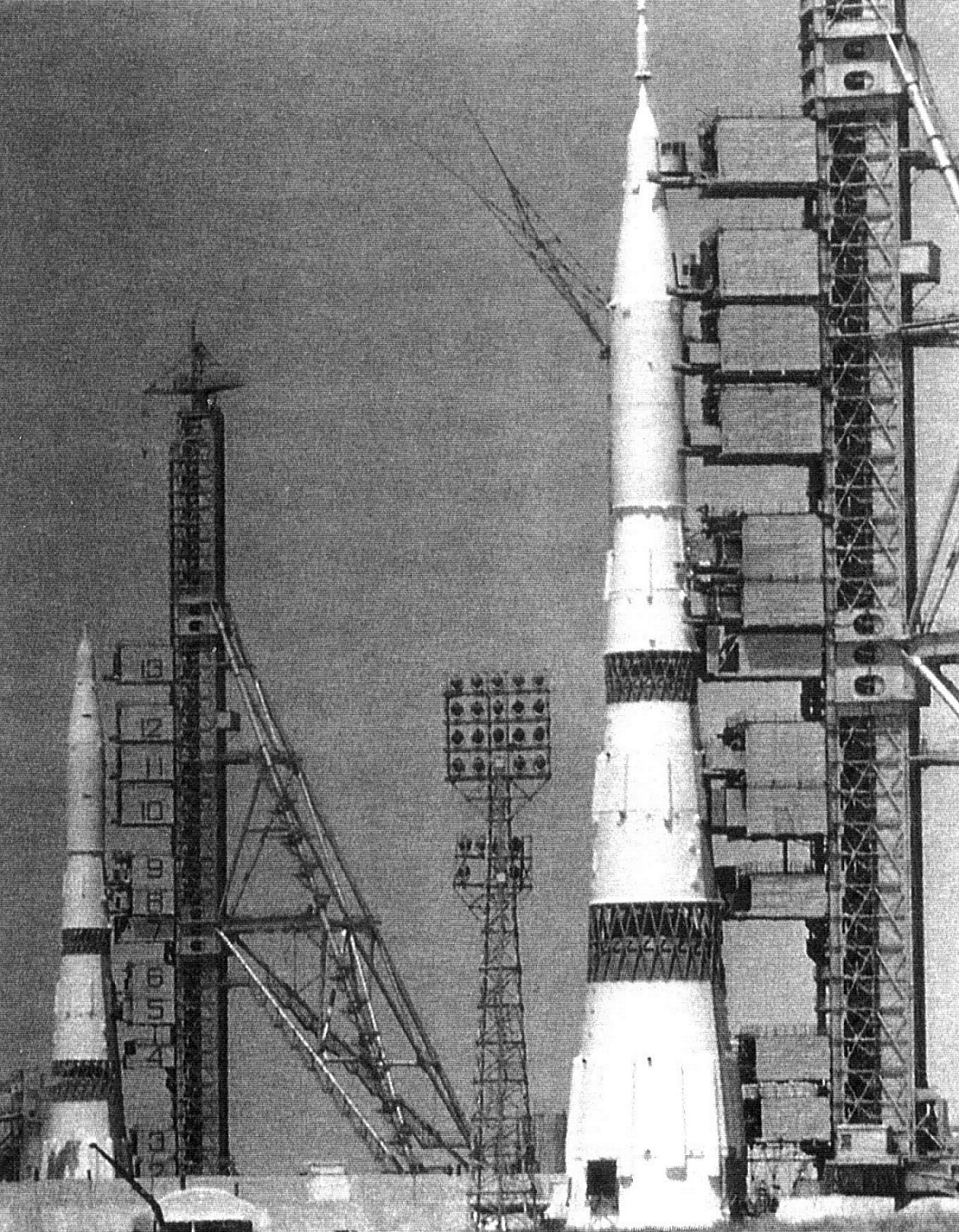 A fenti képen a Starship, a fekete-fehér fotón a szovjet N1 1969-ből (kép: Getty Images)