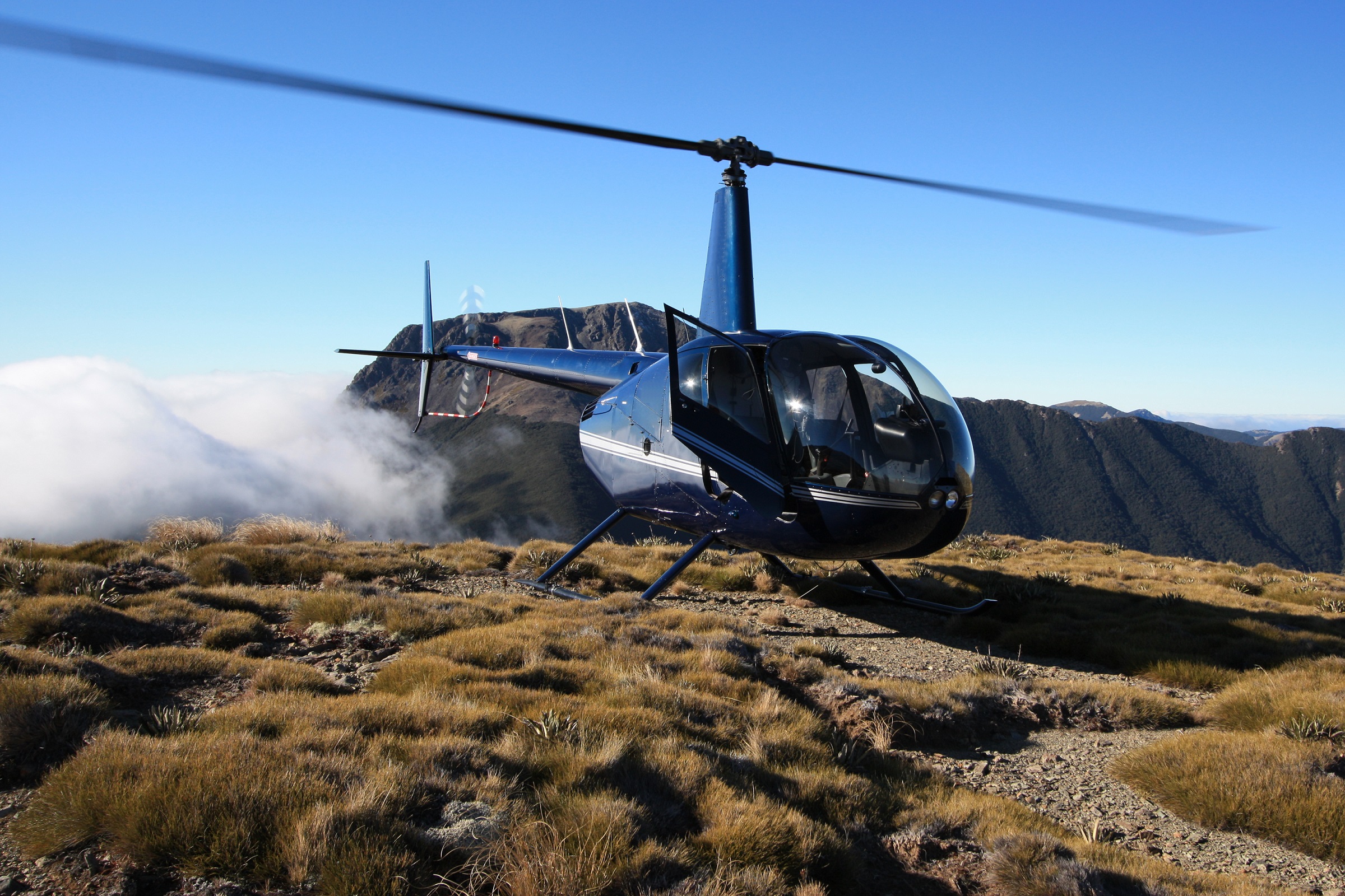 Tekintettel arra, hogy nem vezet oda közút, az új-zélandi Minaret Station Alpine Lodge megközelítése csak helikopterrel lehetséges. Egy-egy út a két legközelebbi repülőtérről 20, illetve 30 percig tart. Egy éjszaka itt legalább 790 ezer forintnak megfelelő összegbe kerül