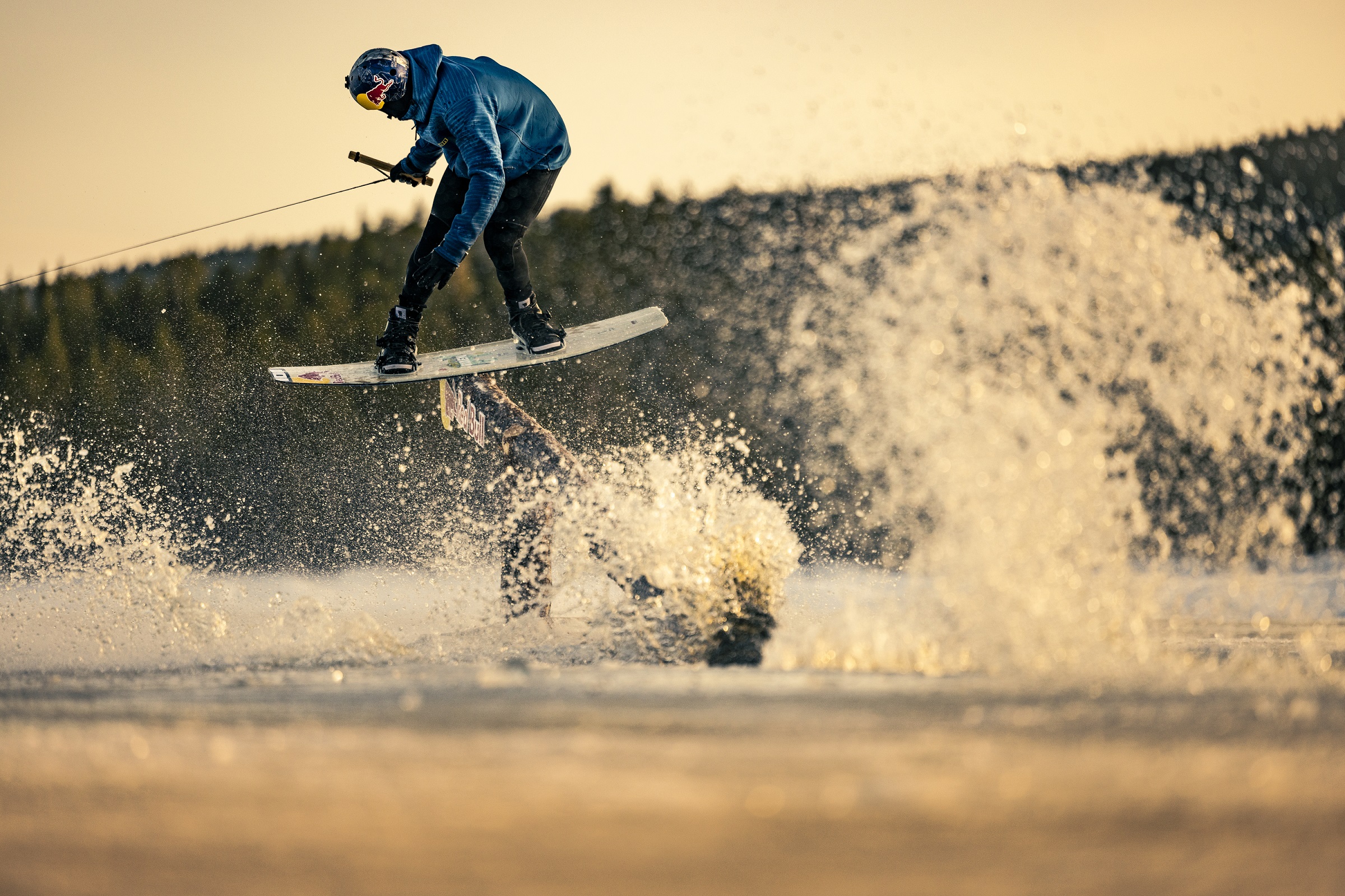 Csontig hatoló hidegben is wakeboardozik ez a három srác