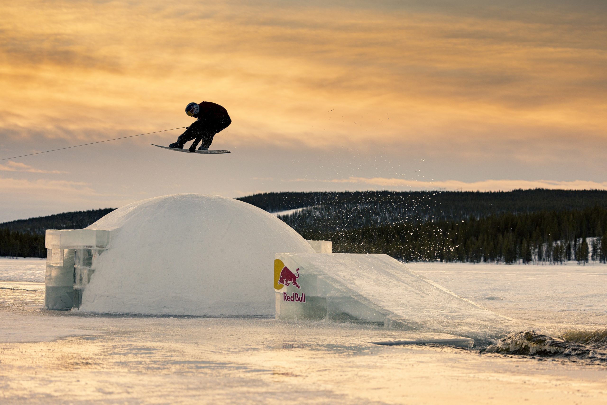 Csontig hatoló hidegben is wakeboardozik ez a három srác