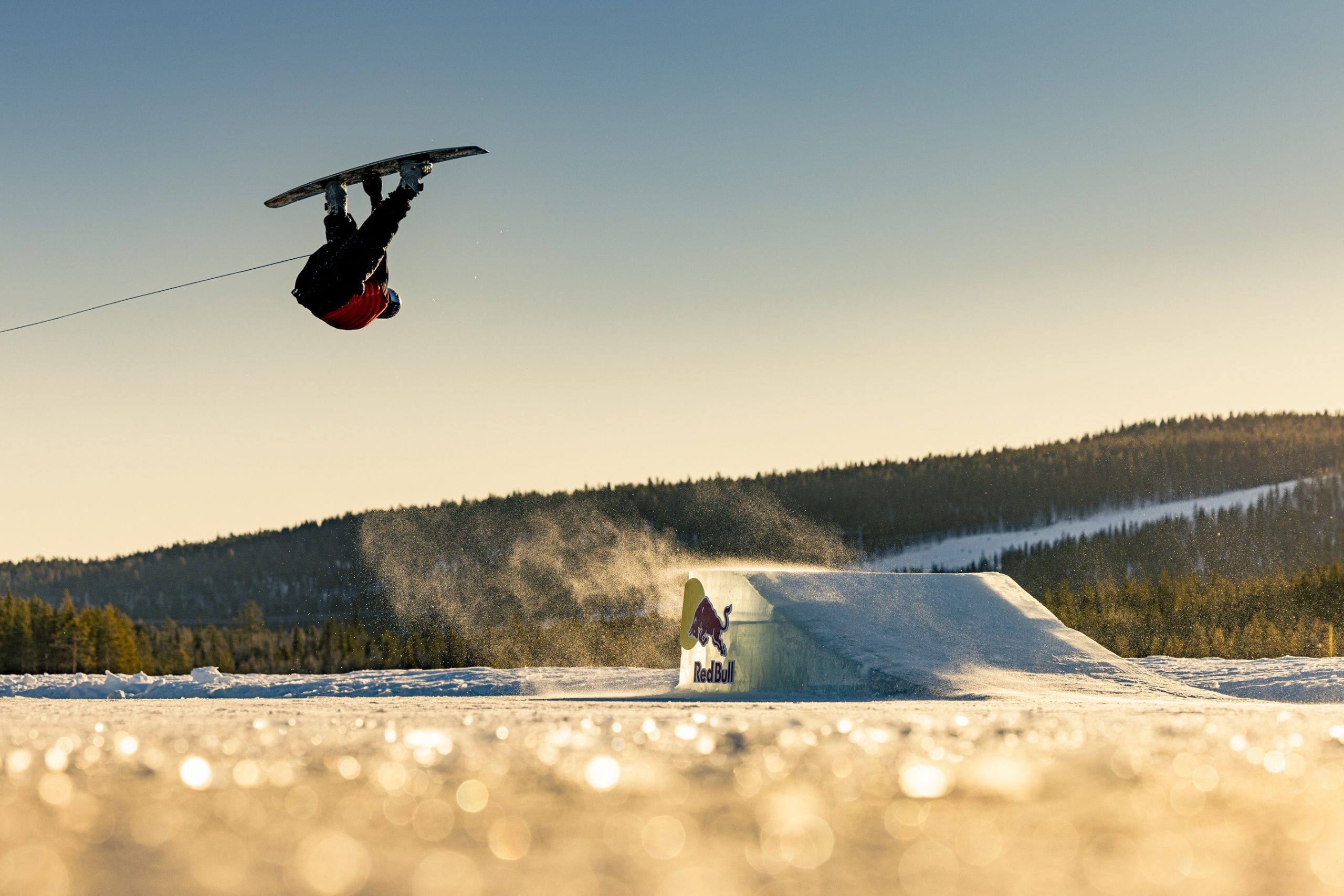 Csontig hatoló hidegben is wakeboardozik ez a három srác