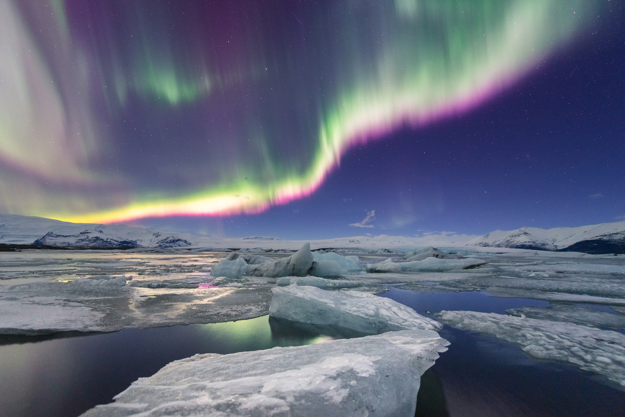 Mintha egy idegen bolygó lenne, a lagúna felett erősen látható az északi-fény is. (Getty Images)
