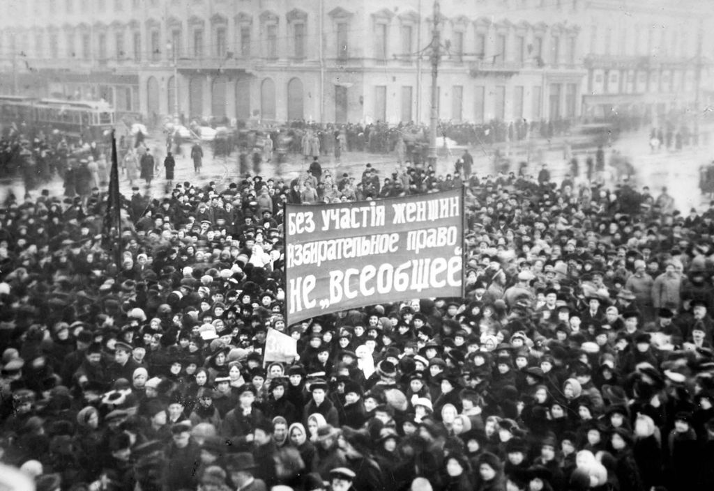 Oroszország, 1917. március 8 a Gergely-naptár szerint, a javarészt nőkből álló tömeg az I. világháború befejezéséért és a cári rendszer ellen tüntet. (Fotó: Fine Art Images/Heritage Images/Getty Images)