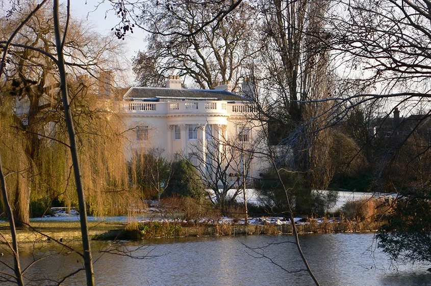 London legszebb részén egy ilyen birtok, hattyúkkal, tóval, 19. századi kastéllyal 107 milliárd forintot ér (fotó: Wikipedia Commons/Justinc