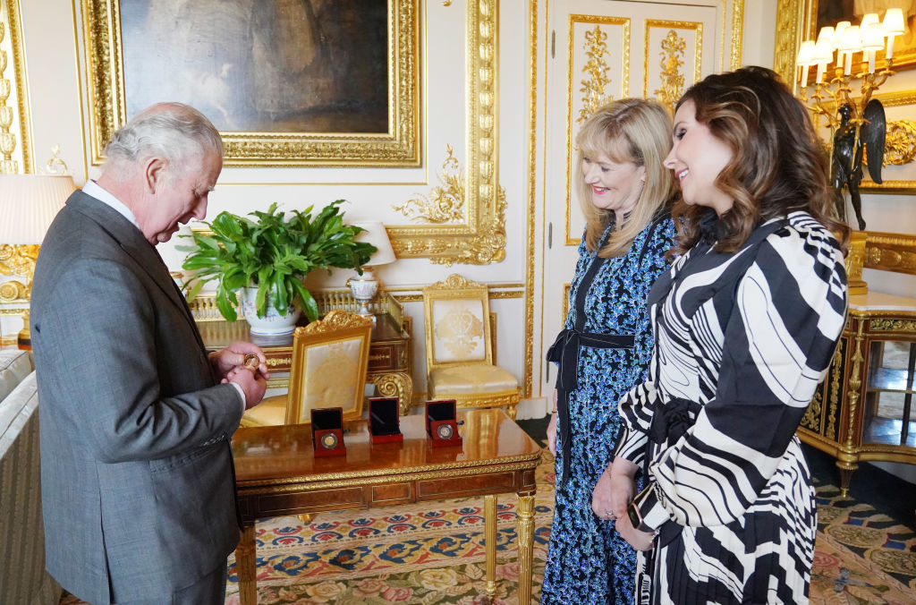 Anglia, Windsor - III. Károly megkapta az első 5 fontos koronázási emlékérem egyikét, a királyi pénzverde képviselőitől. Május 6-án pedig a valóságban is megkapja a királyi koronát. (Fotó: Jonathan Brady - WPA Pool/Getty Images)