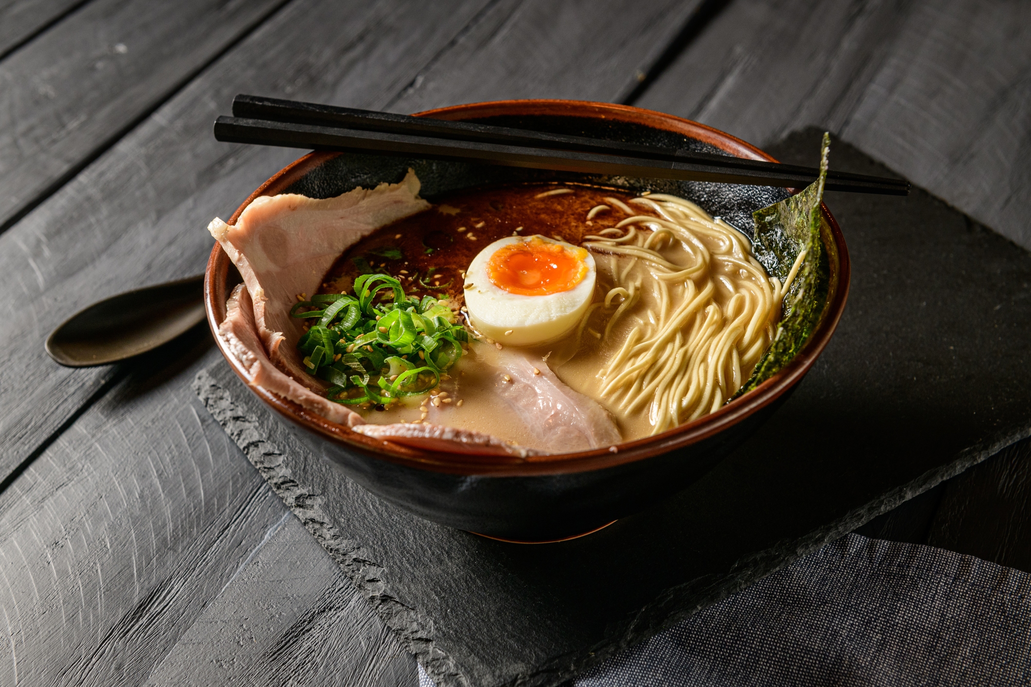 A japán Tonkocu ramen a világ legjobb levese a lista szerint. A kifejezetten sűrű, gazdag leves alapját a sertéshús, illetve a sertéscsontból főzött alaplé adja, amire ízlés szerint kerülnek a feltétek. A tészta, a tojás általában kötelező elem, de a titok az ízesítő szósz, a "taré", aminek összetétele a szakácson múlik, és a legjobbak természetesen titokban tartják a pontos összetevőket (fotó: Getty Images)