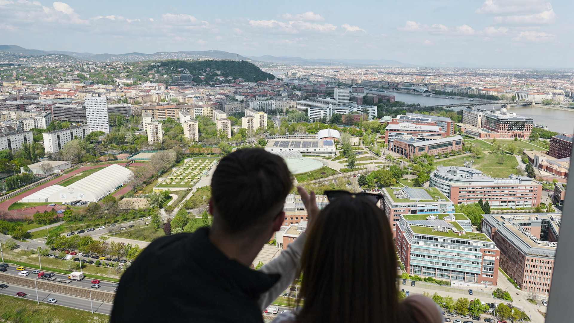 Ezentúl bárki megcsodálhatja Budapestet a 120 méteres MOL-székházból