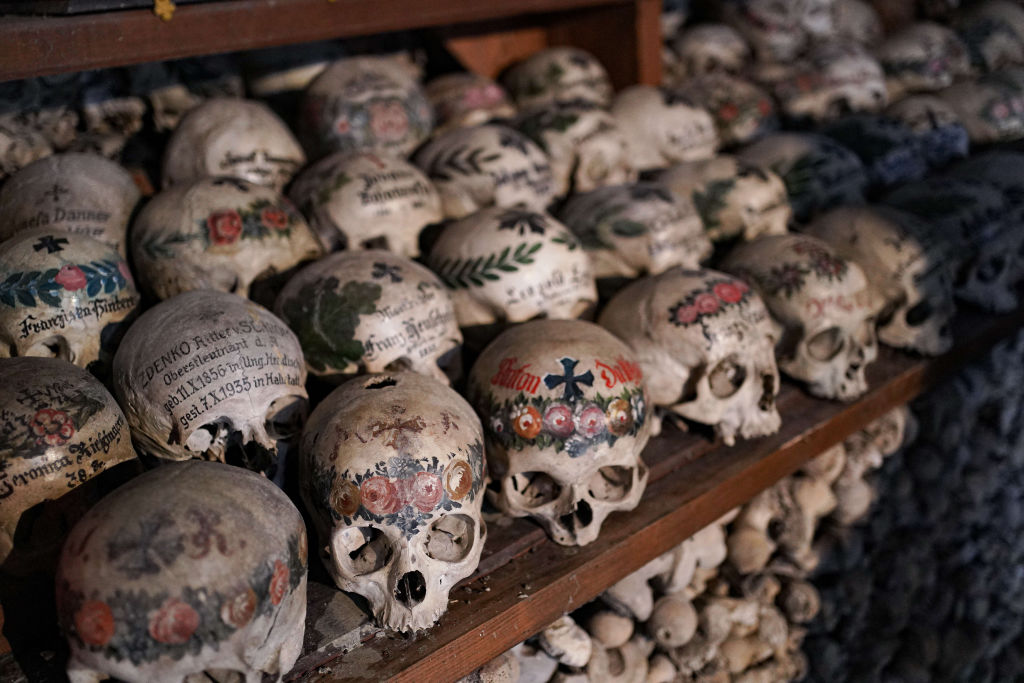 Festett koponyák a csontházban (Getty Images)