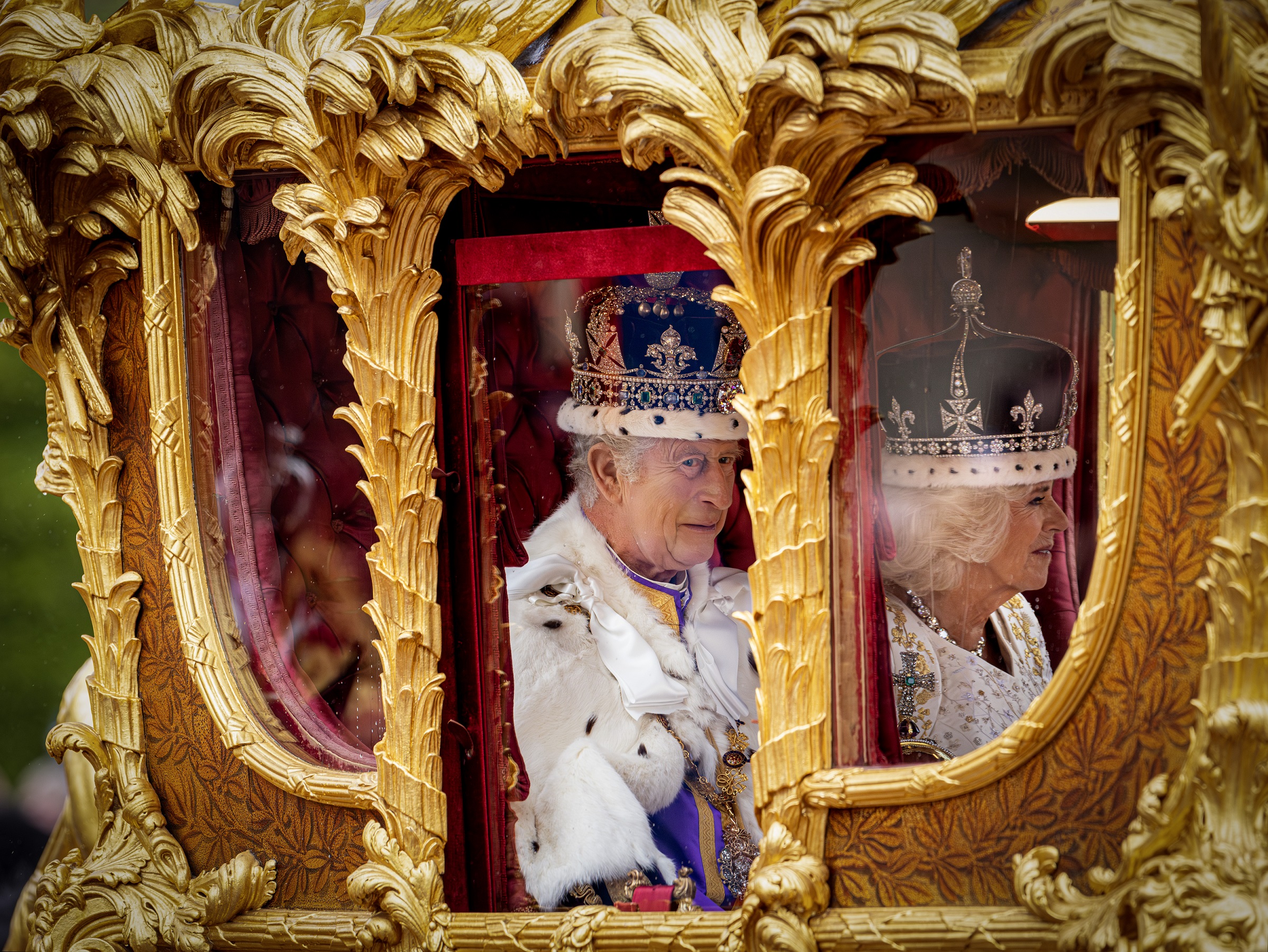 III. Károly és Kamilla királyné aranyhintójukon. Kép: P van Katwijk/Getty Images