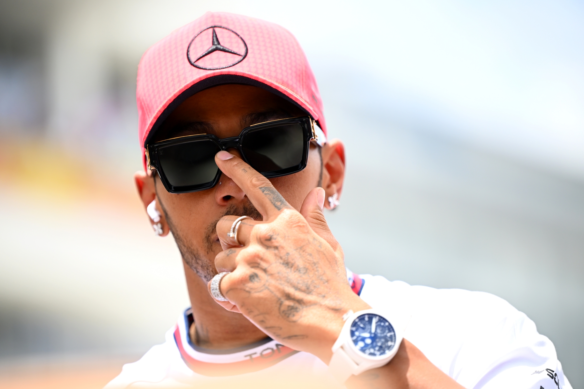 Nem akármilyen órát vettek észre Lewis Hamilton csuklóján a Forma-1-es Miami Nagydíjon (Fotó: Clive Mason/Formula 1/Getty Images)