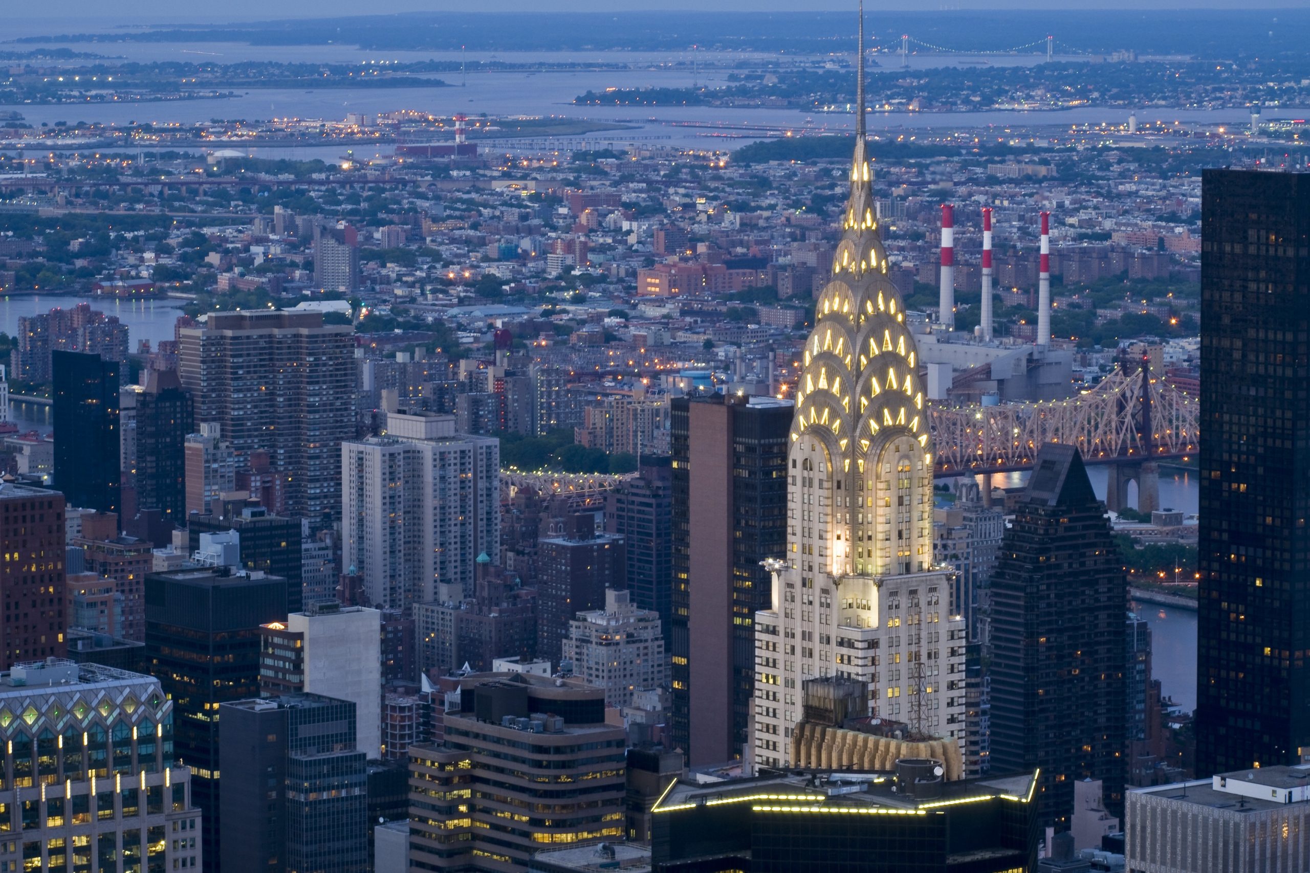 Jobbra, kivilágítva a Chrysler Building