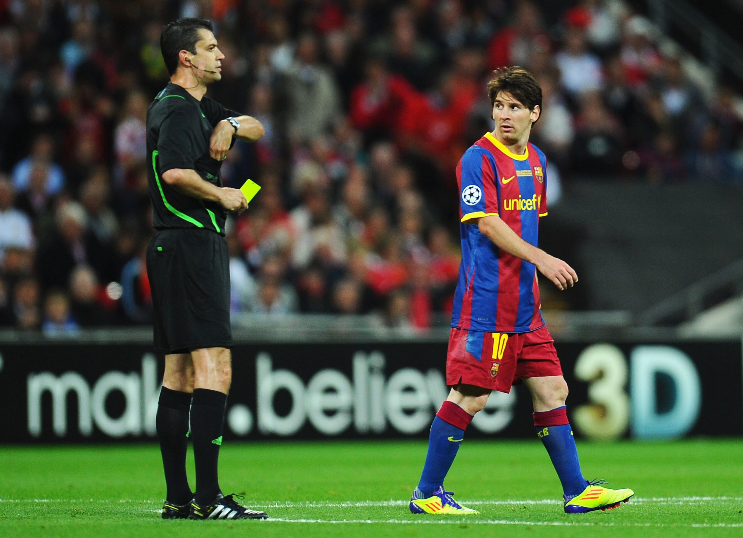 Kassai Viktor 2011-ben Lionel Messi mellett a BL-döntőn (Kép: Clive Mason/Getty Images)