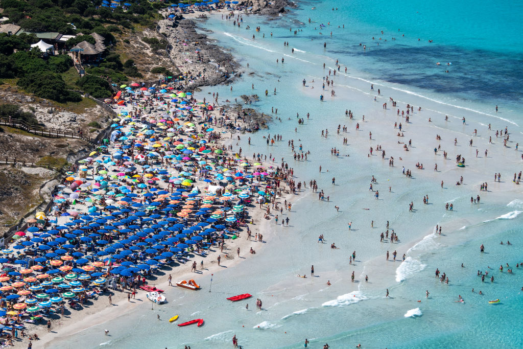 Stintino strandja Szardínia szigetén, ahol akár a szardíniák zsúfolódnak össze a turisták. Ezen akarnak változtatni a helyiek, mert Olaszország 7500 kilométeres tengerparja sem elég a strandolók számára. (Fotó: Fabrizio Villa/Getty Images)