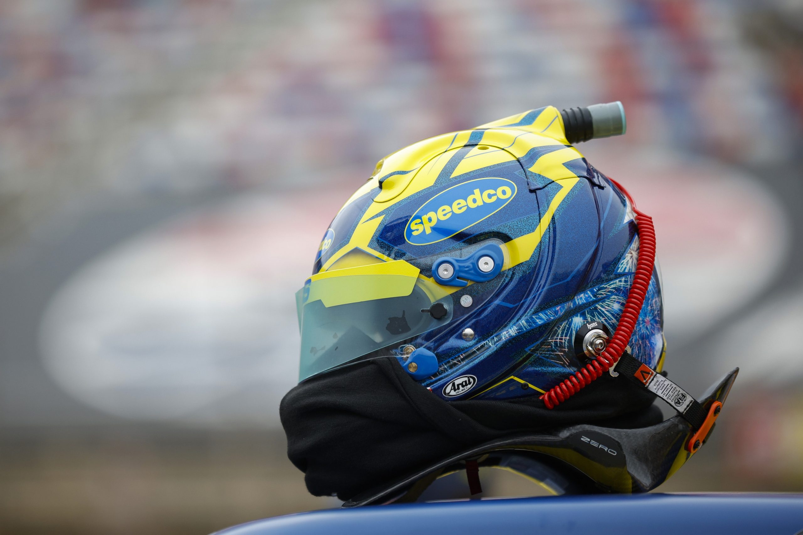 Egy sisak a NASCAR-ból, tetején a csonkkal, melyre rá lehet dugni a szellőztetést biztosító légcsövet. Kép: Jared C. Tilton/Getty Images