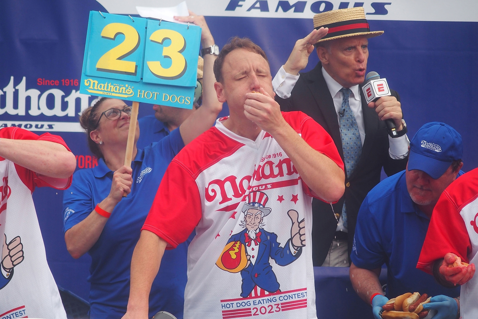 Joey Chestnut 16. alkalommal nyerte meg a 17. ízben megrendezett evőversenyt. (Fotó: Bobby Bank/Getty Images)