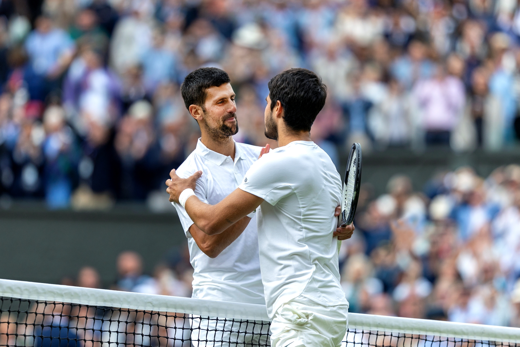 Az ötszettes, illetve közel ötórás wimbledoni döntő után Novak Djokovic elsőként gratulált Carlos Alcaraznak, aki korábban nem nyert Wimbledonban férfi egyes döntőt. (Fotó: Tim Clayton/Corbis/Getty Images)