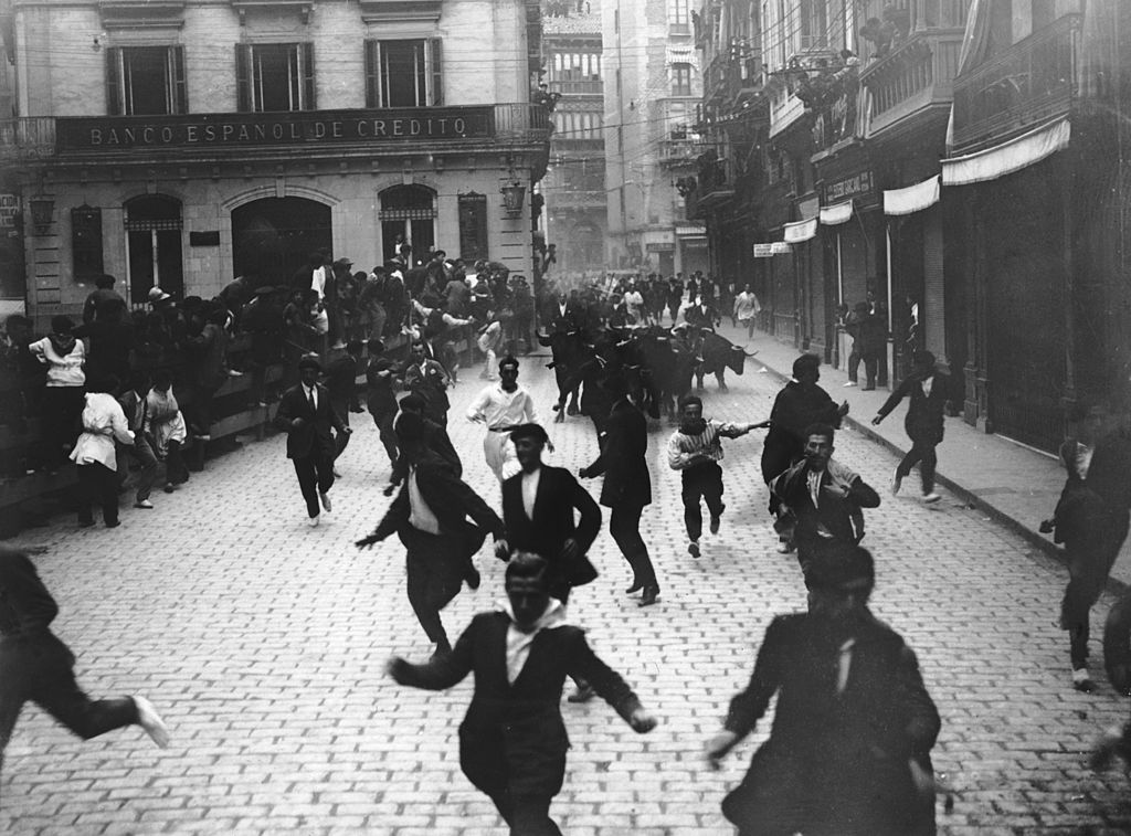 Az 1930-as években még nem volt világra szóló esemény a bikafuttatás, de a halálos veszély ugyanúgy ott lebegett a résztvevők felett. (Fotó: FPG/Hulton Archive/Getty Images)