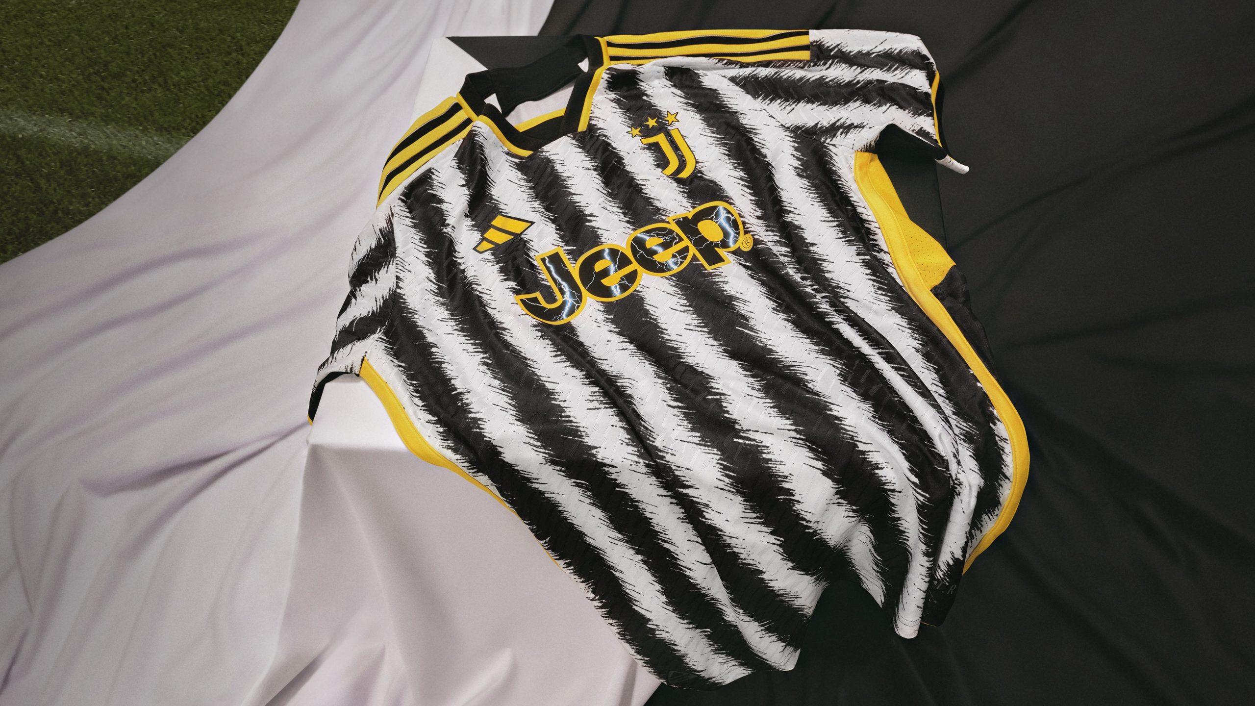 Szabad kezet adott az Adidasnak a Juventus, a zebracsíkok így már-már olyanná váltak, mintha az tényleg az állatok szőrzete lenne. Mindezt élénksárga elemek egészítik ki