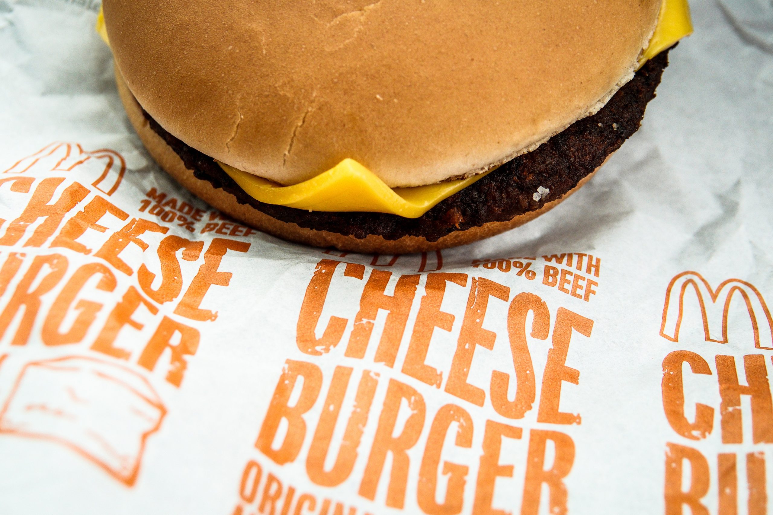 Egy mekis sajtburger (Kép: Matt Cardy/Getty Images)