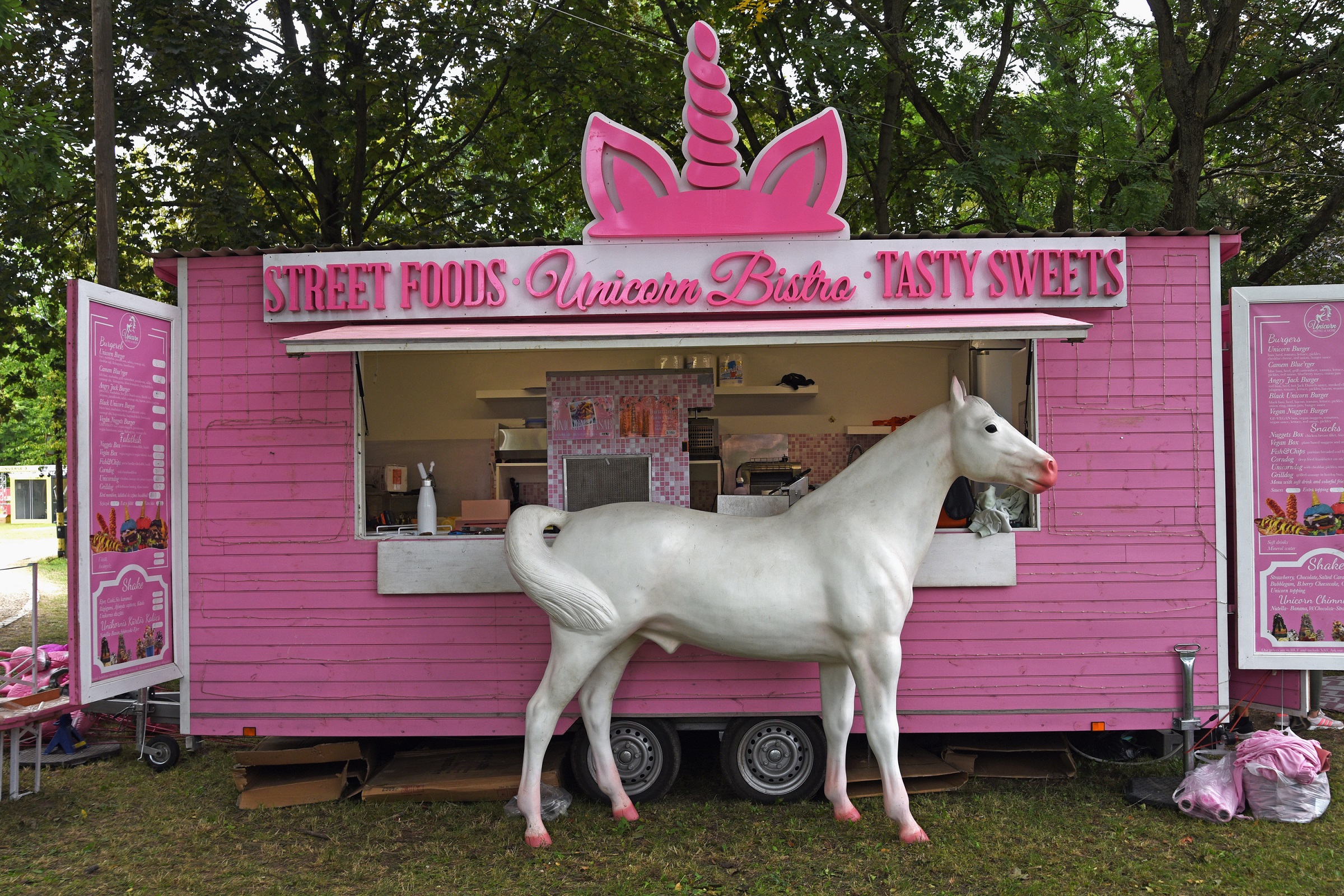 Hamburgerező nyitás előtt a Szigeten (Didier Messens/Getty Images)