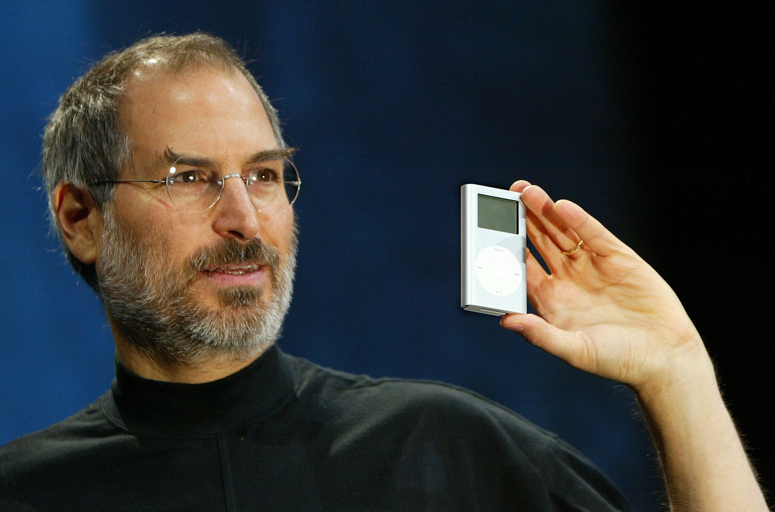 Steve Jobs az iPod mini bemutatóján 2004-ben (Kép: Justin Sullivan/Getty Images)