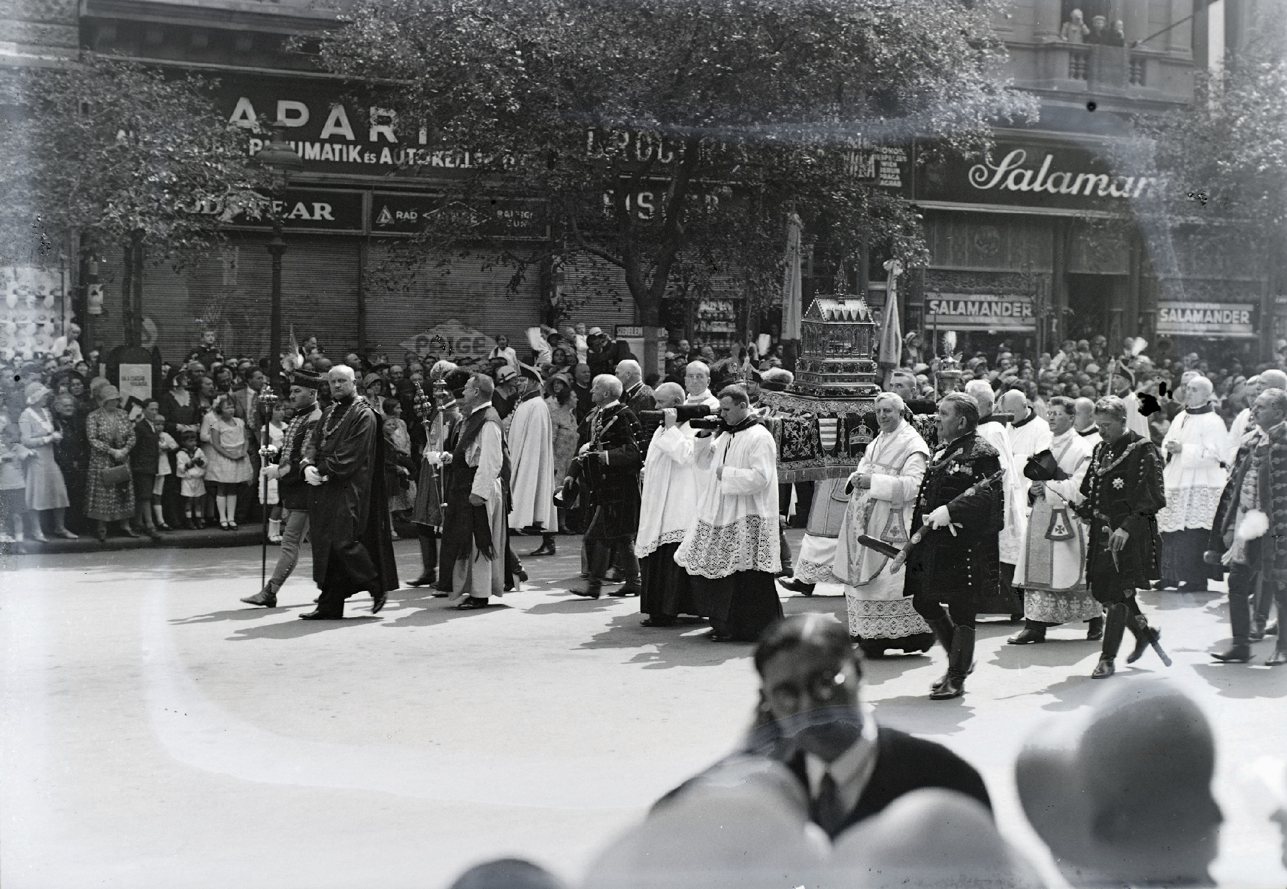 A Szent Jobb-körmenet régebben sokkal nagyobb területen haladt, ezen az 1930-as fotón az Andrássy úton látható a menet (Kép: Fortepan / Révay Péter)