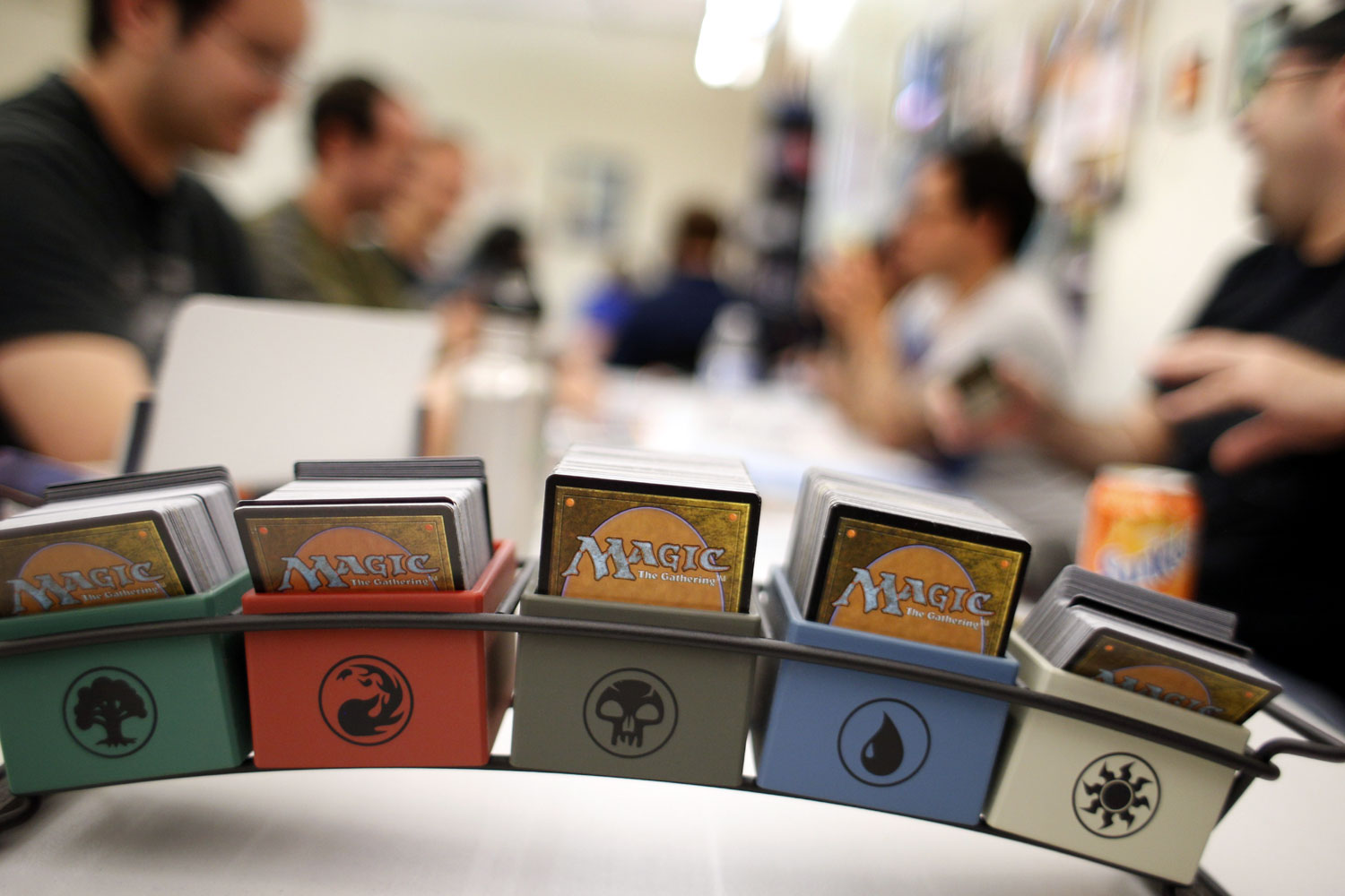 Magic: The Gathering-kártyák, a háttérben játékosok (Fotó: Getty Images)