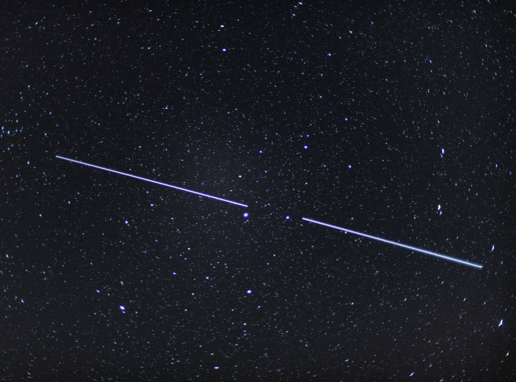 Hatvan Starlink műhold ilyen csíkot húz egy hosszú expozícióval, a csillagokról készített fotóra. (Fotó: Patrick Pleul/dpa-Zentralbild/picture alliance/Getty Images)