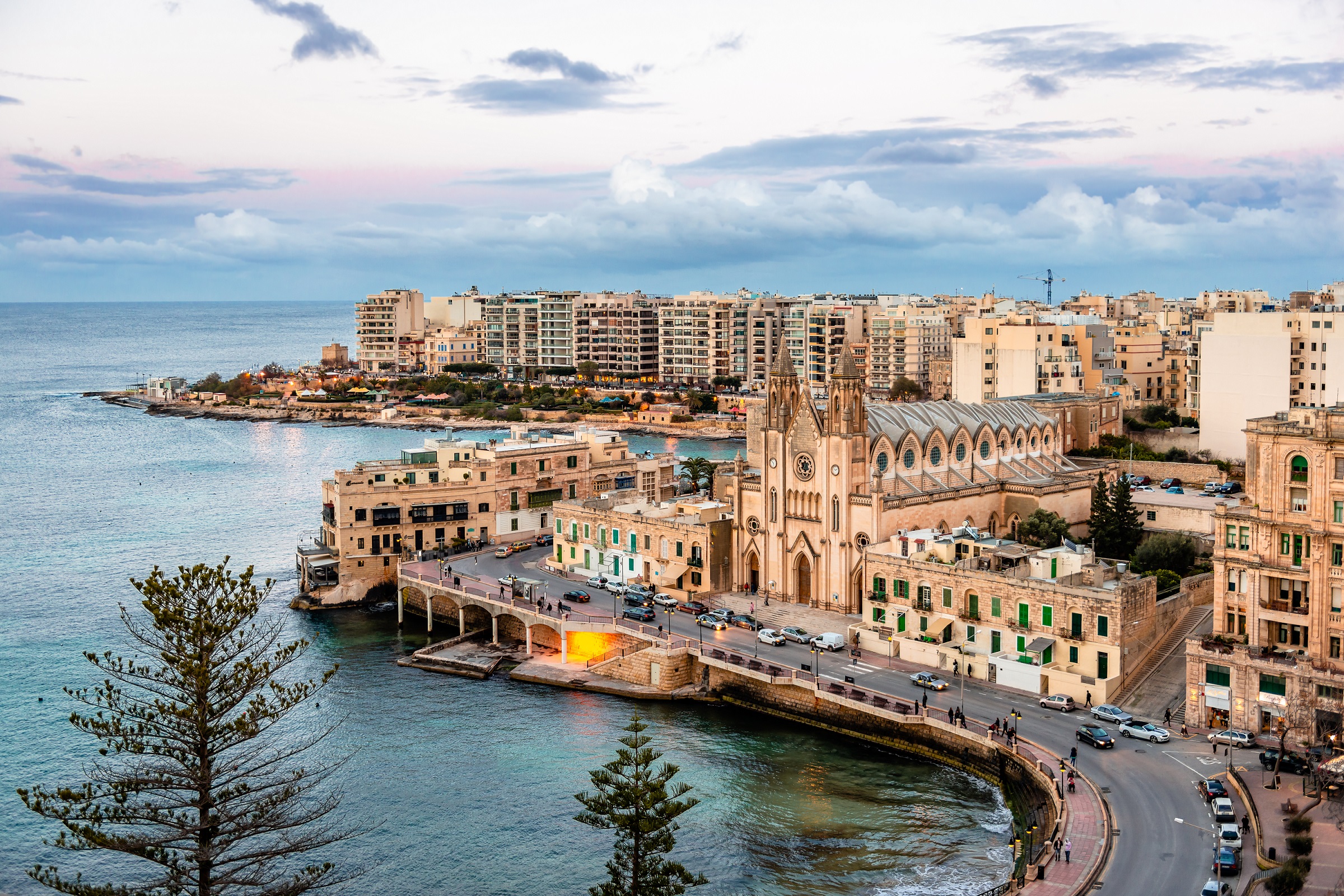 St. Julian's, Málta - a szigeteket az európaiaknak nem kell nagyon bemutatni, fantasztikus hely Málta. Mediterrán klímája, rengeteg természeti szépsége és épített látnivalója mellett vonzóvá teszi az is, hogy az angol az egyik hivatalos nyelv az országban. Az említett város ráadásul nem mondható turistacélpontnak, pedig csak tíz perces autóútra fekszik a fővárostól, Vallettától