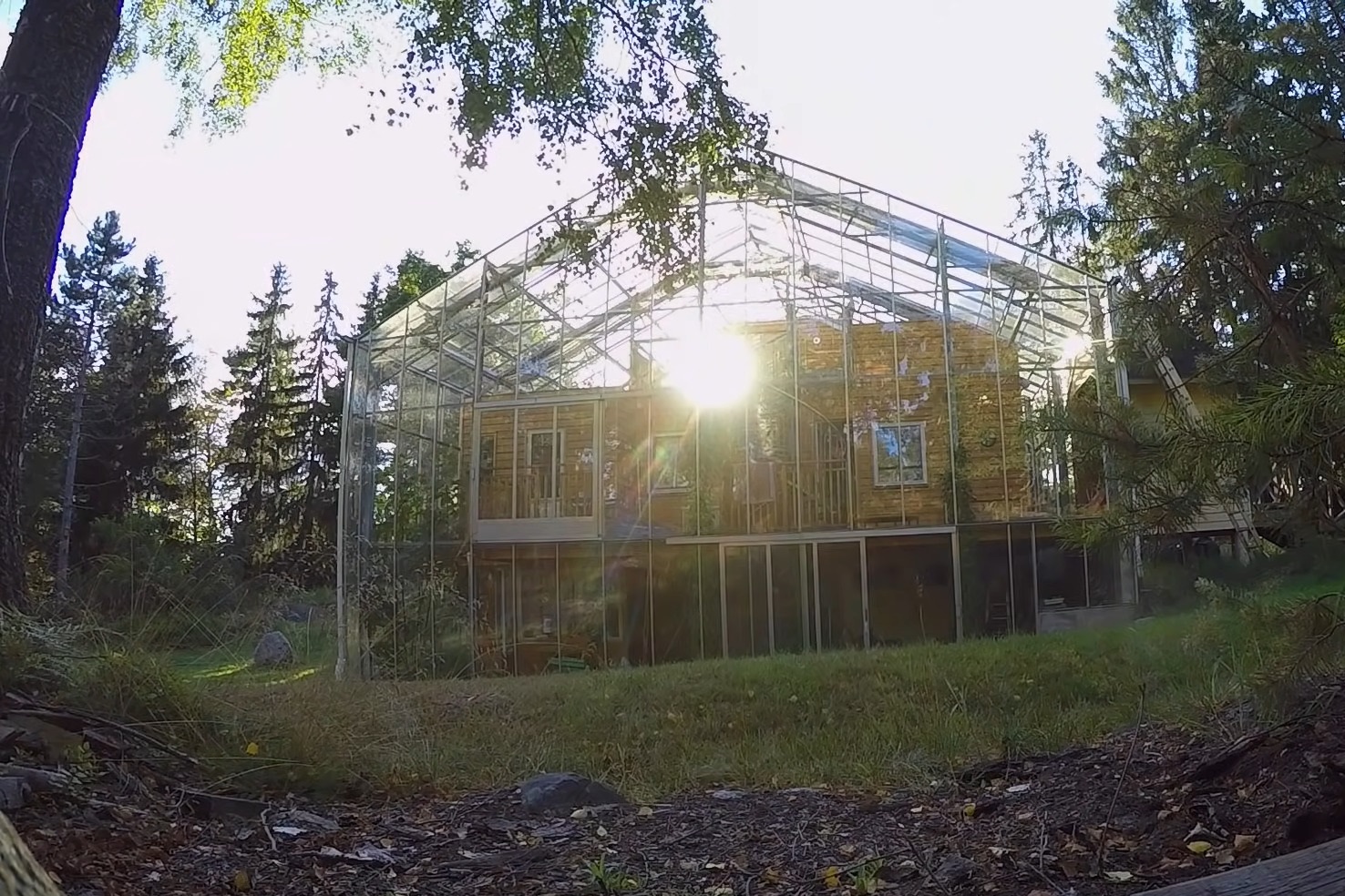 Üvegházat építettek a családi ház köré, hogy spóroljanak