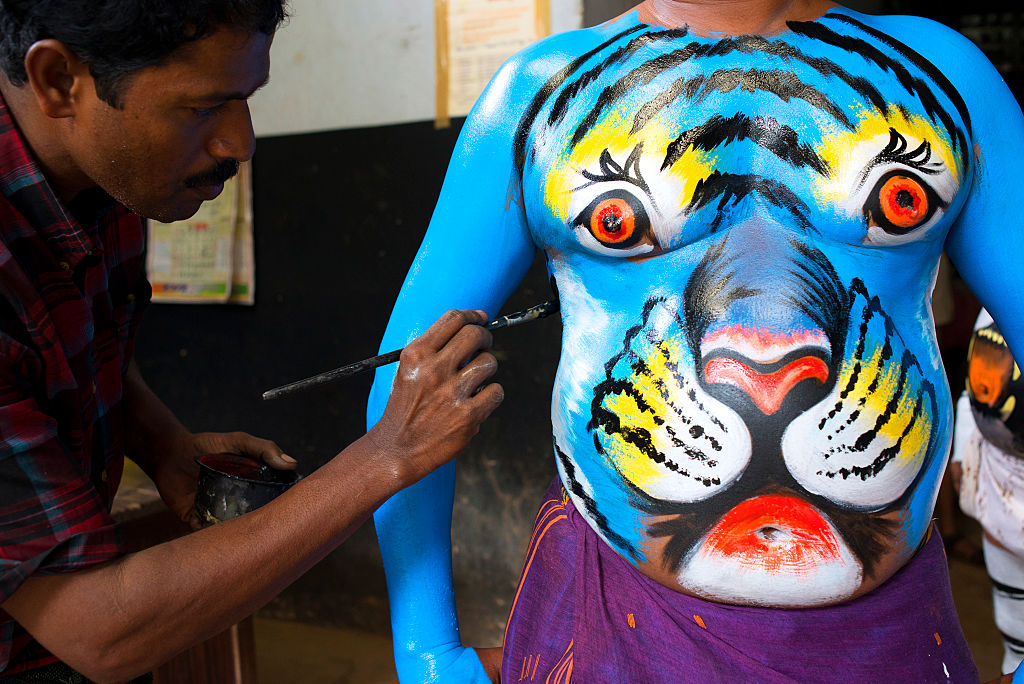 A tigriseket profik mázolják, akik általában plakátokat festenek év közbe(Fotó: Subhendu Sarkar/NurPhoto/Getty Images)