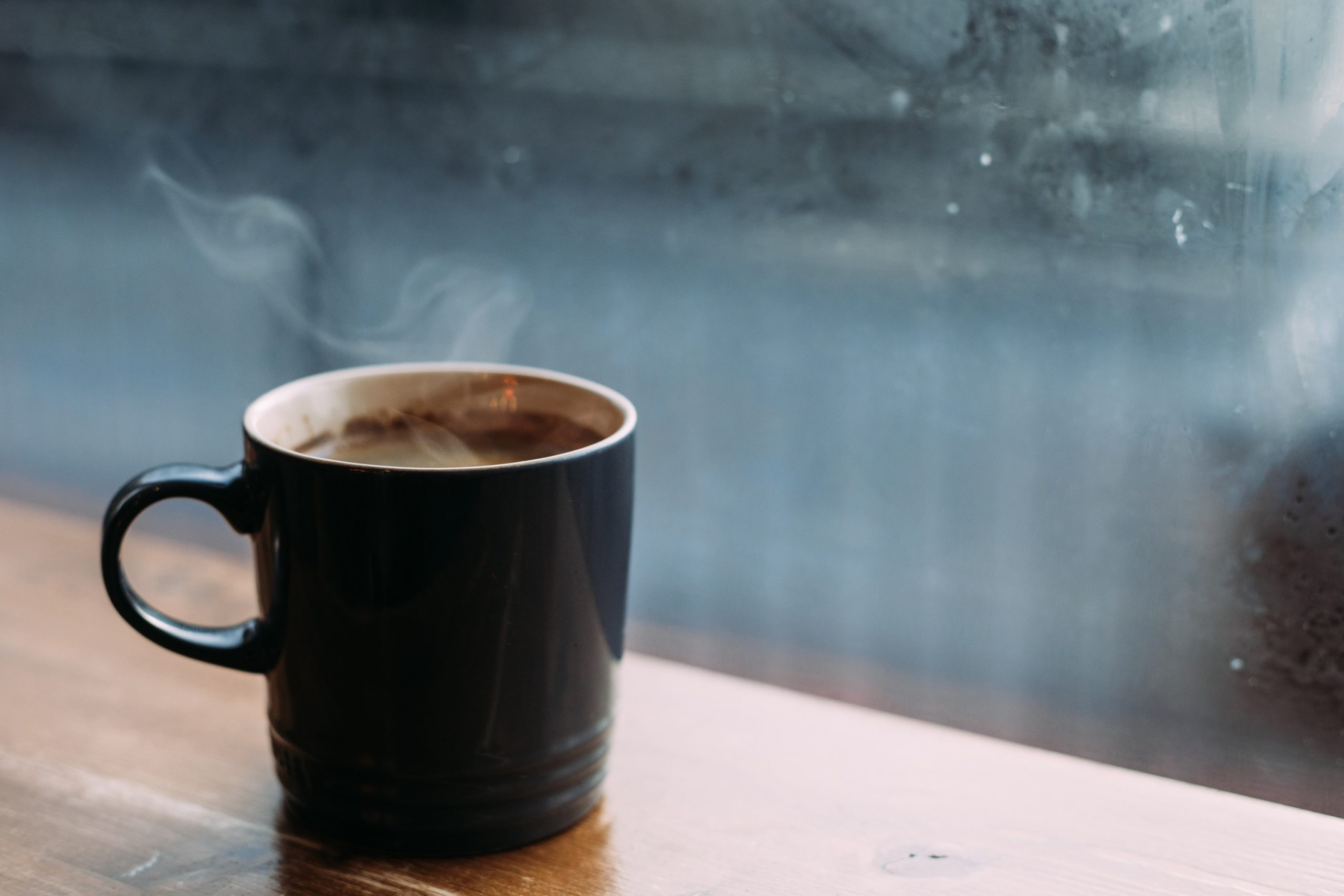 Melegítsd elő a bögrét: a kávé melegen az igazán jó, és meglepően sokat hűl már akkor is, amikor az ital a szobahőmérsékletű bögrébe, csészébe érkezik. Némi melegvíz javít ezen a helyzeten