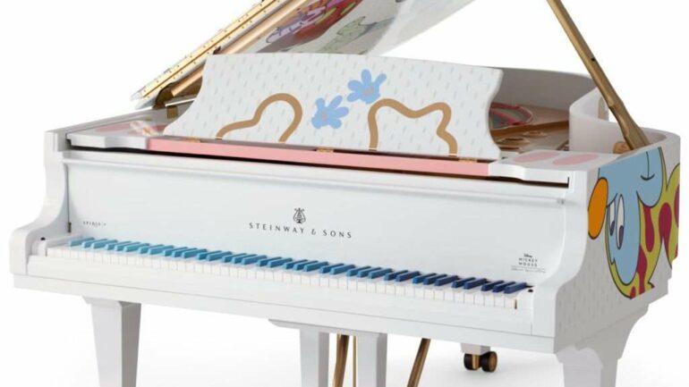 Színes zongorával ünnepel a száz éves Diseny