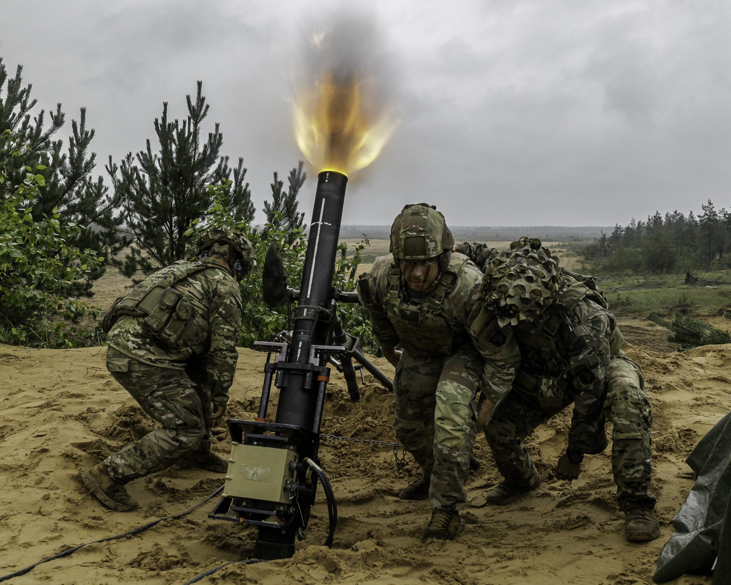 Az M120A1 120 mm-es aknavetőt sütik el egy lettországi hadgyakorlaton a katonák 2023. augusztus 28-án (Kép: Sgt. Oscar Gollaz)