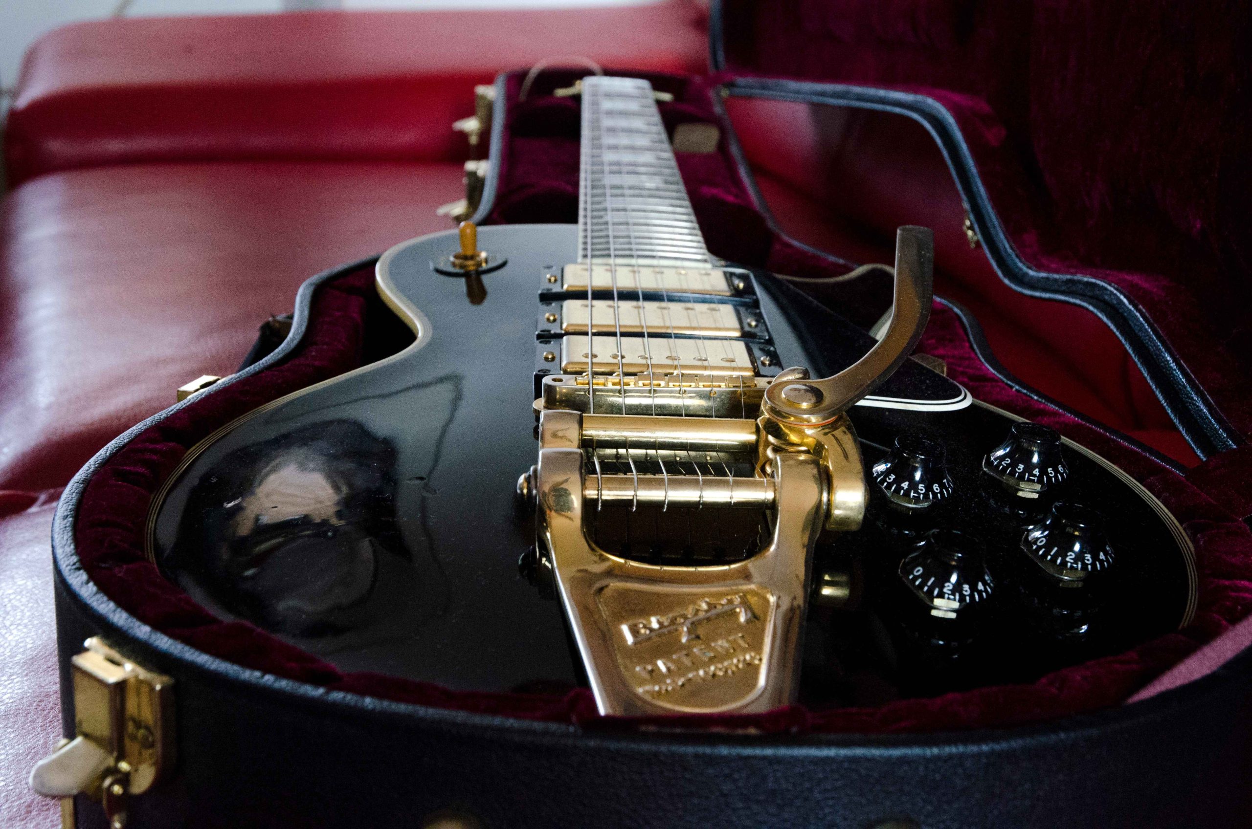 Gibson Les Paul Reissue 57’ Custom shop 3pick-up Bigsby - Ezt a hangszert egyszerűen csak Black Beautynak hívják , Jimmy Page használt ilyet a Led Zeppelinben, ez annak az újrakiadása, mindent az eredeti 1957es mintájára készítettek nagy odafigyeléssel a Gibson custom shop részlegén. Ára: 7 ezer euró.