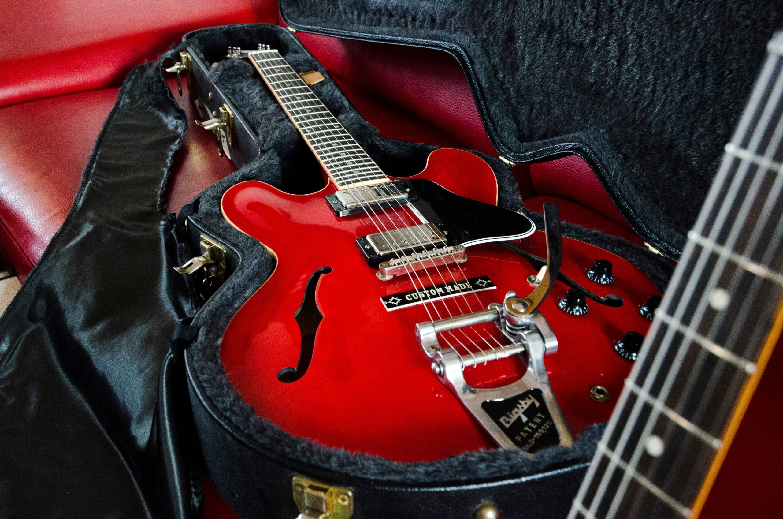 Gibson Es-335 Custom shop Bigsby - Chuck Berry klasszikusa, a Johnny B. Goode is ilyen hangszeren íródott, ő használta ezt a típust szintén ‘reissue’. Ár: 4-5 ezer euro (1,7 millió forint).