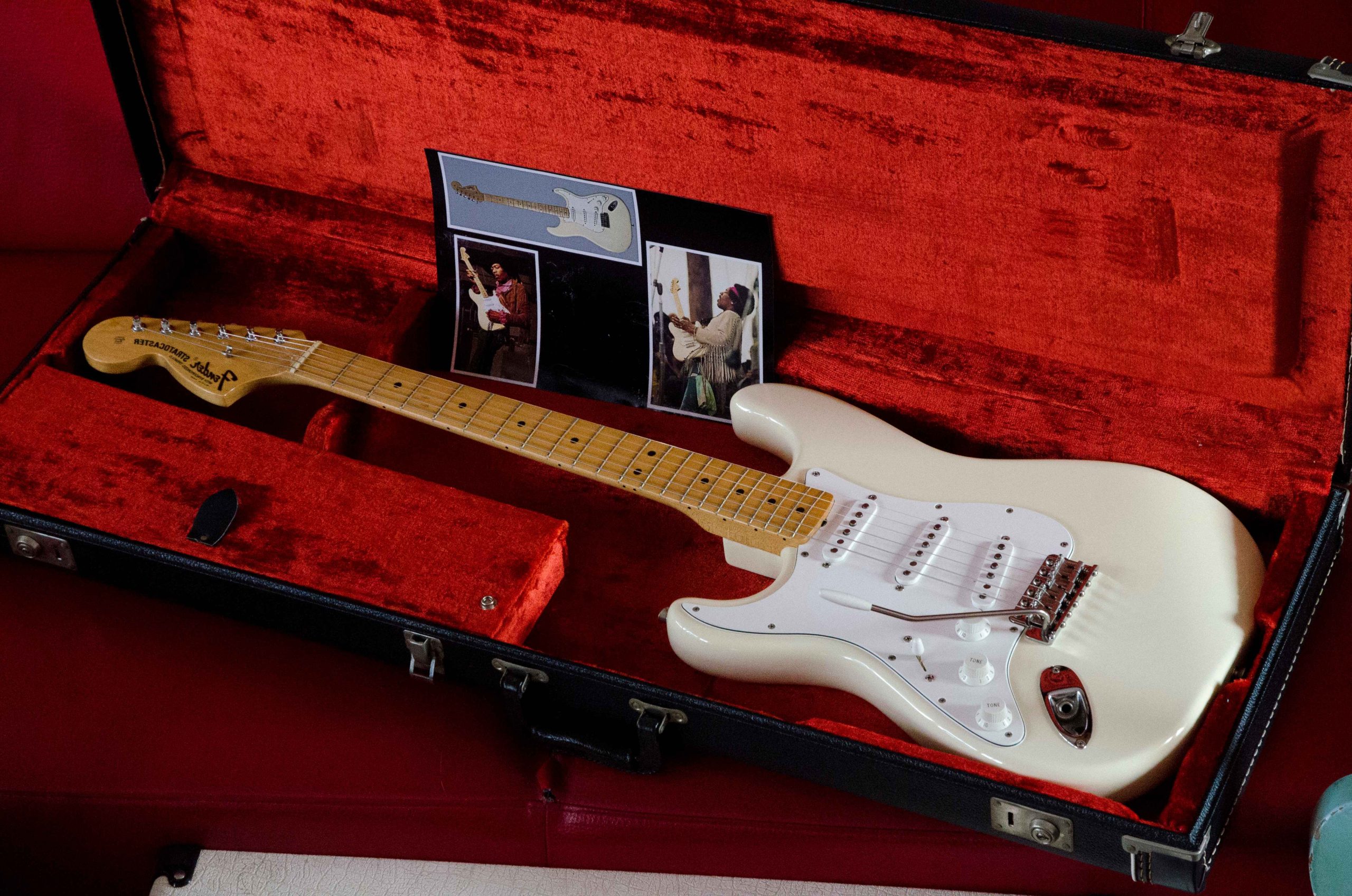 Fender Stratocaster Jimi Hendrix Artist Series - Jimi Hendrix gitárjának kiköpött mása jobbkezeseknek, tulajdonképpen tükörképe a bal kézre állított jobb kezes gitárnak, amit a mester használt. Nagyon limitált, kizárólag 1 évig gyártották 1997-ben. Ár: 3-4 ezer euro (1,4 millió forint).