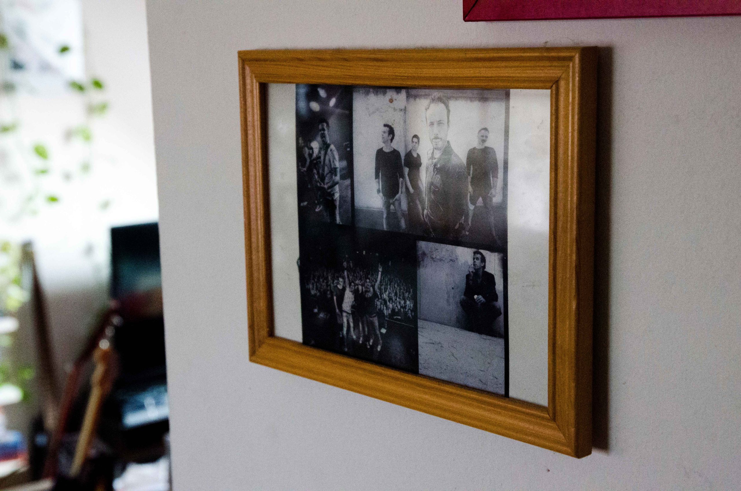 A Supernem fotói a gitáros lakásának falán