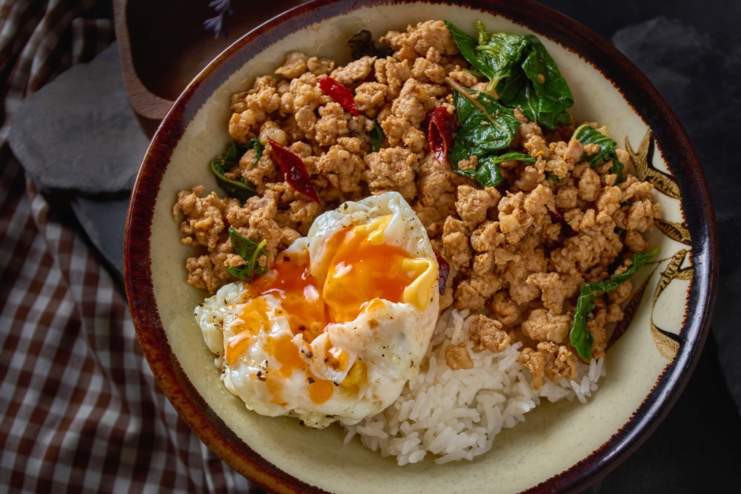 A világ a pad thait tartja Thaiföld nemzeti ételének, a valóság azonban az, hogy ezt a címet a phat kaphrao viseli. A lista bronzérmese (4,73 csillag) zsíros, a wokban pirítást jól bíró húsból, bazsalikomból és fűszerekből áll, köretként rizst adnak hozzá, az egészre pedig egy tükörtojást helyeznek