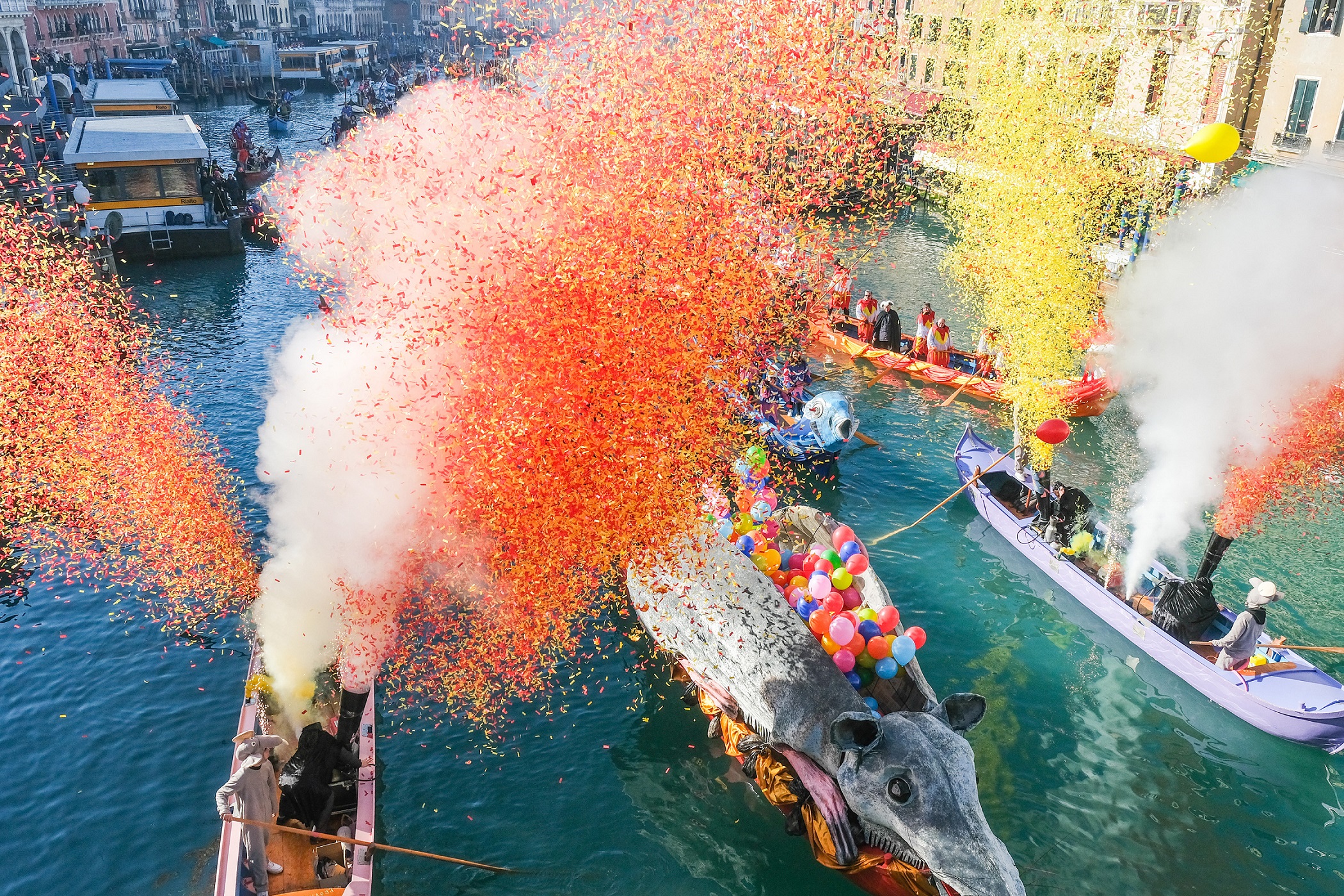 A szokásosnál is látványosabb a velencei karnevál, képeken a forgatag