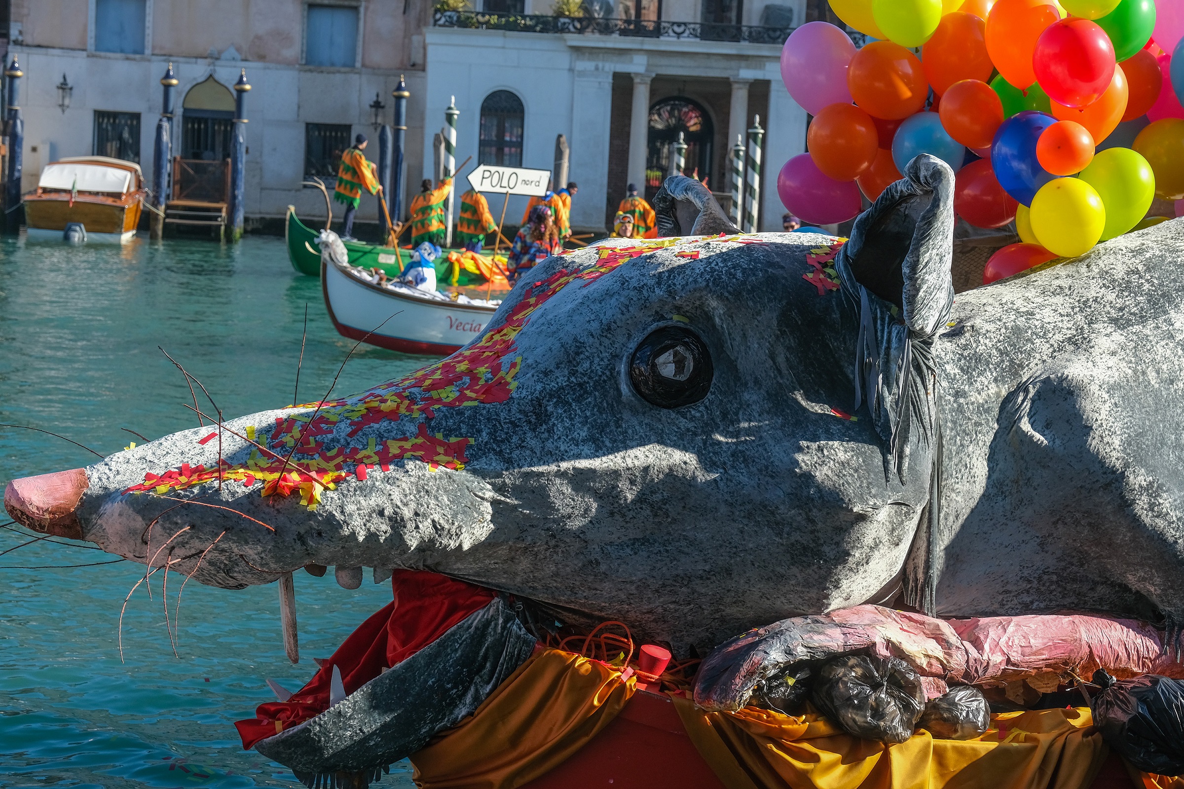 A szokásosnál is látványosabb a velencei karnevál, képeken a forgatag