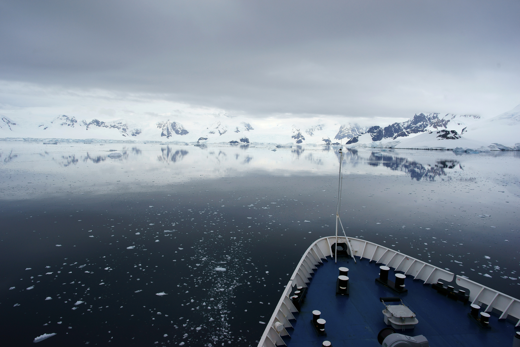 Akár az Antarktisz jeges vizeire is mehet a hajó, ha a befolyásos utasok, és a kapitány úgy gondolják