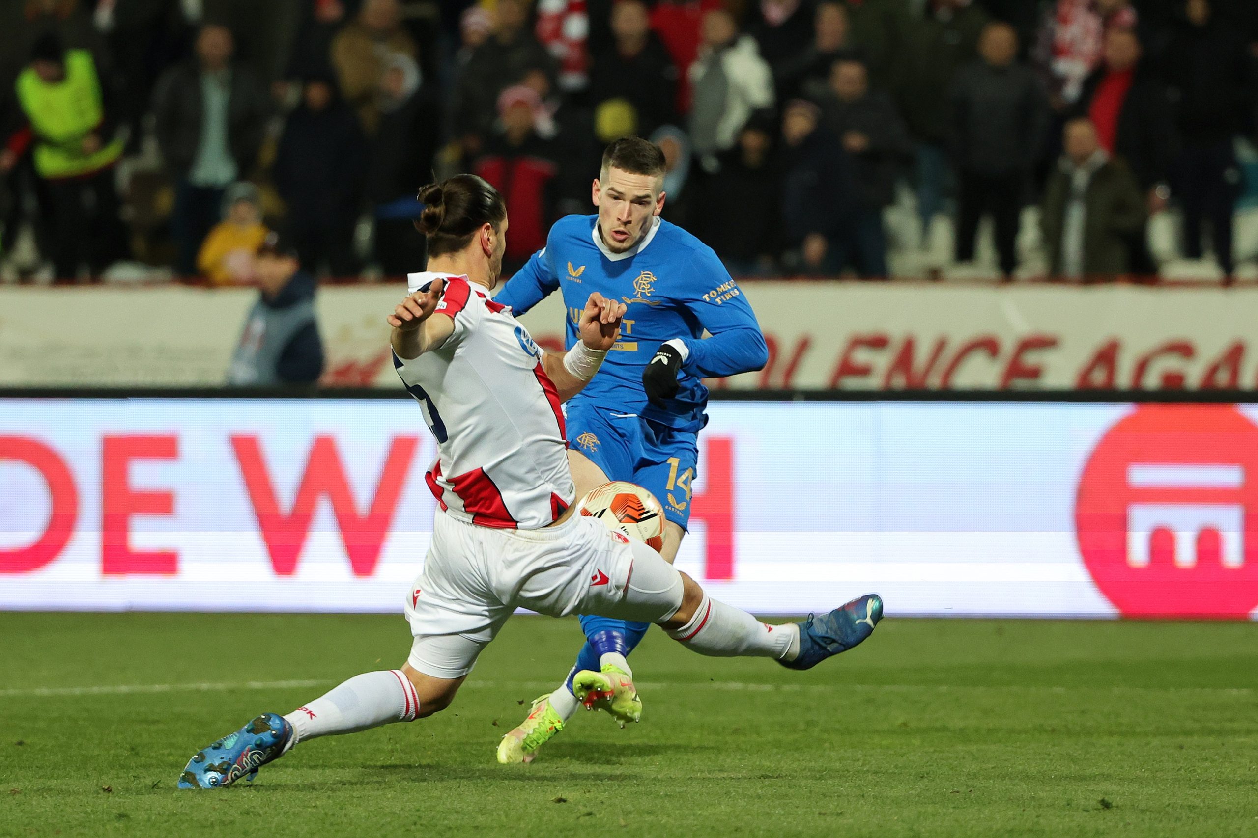 A szerb Crvena Zvezda játékosa akcióban (Kép: Srdjan Stevanovic/Getty Images)